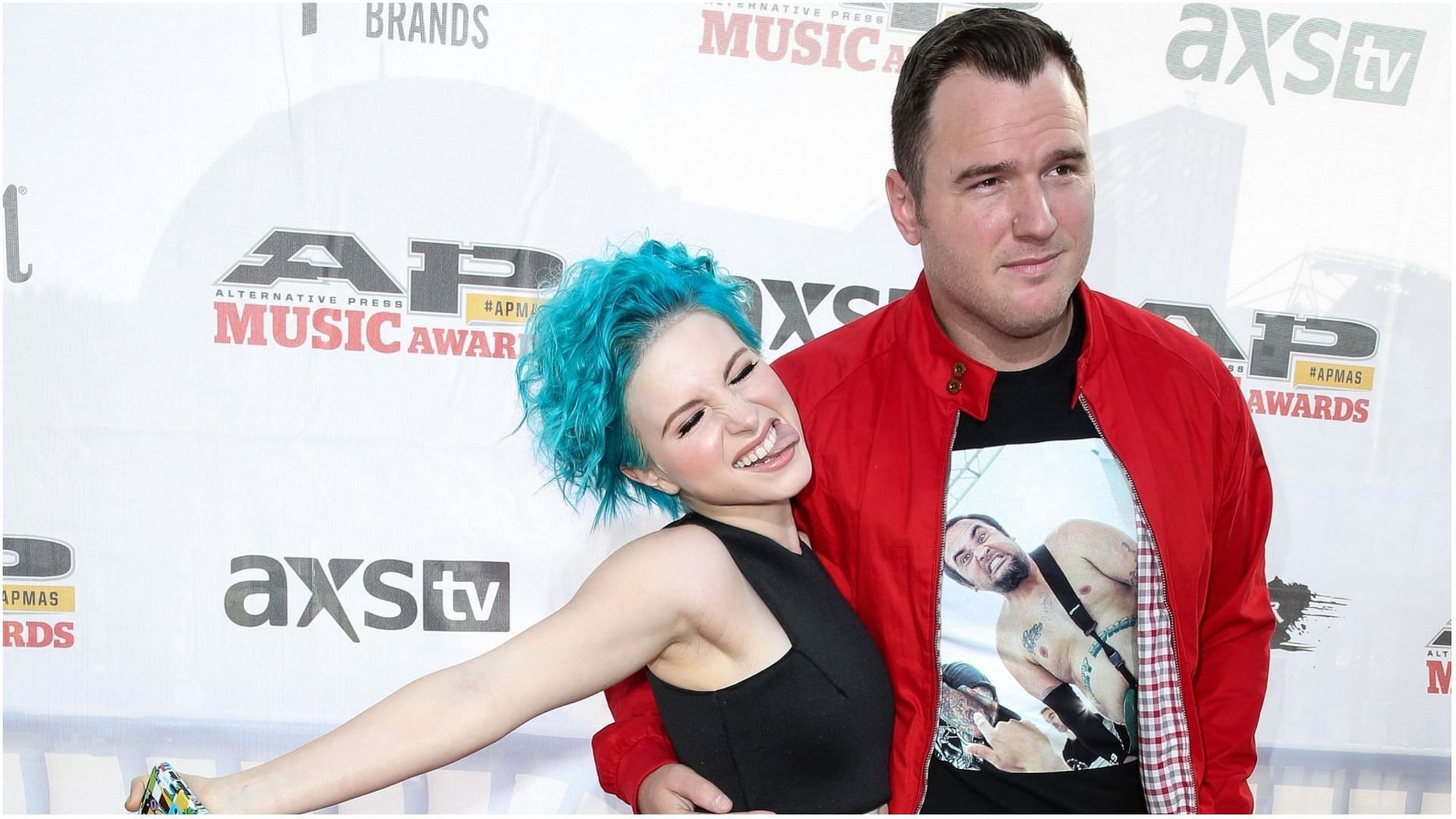 chad gilbert and hayley williams kissing