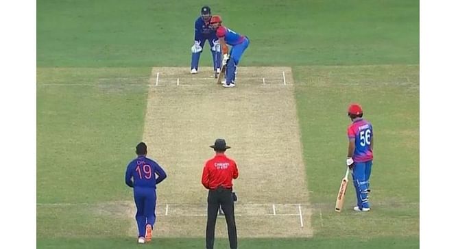 Asia Cup 2022: [WATCH] Dinesh Karthik turns death overs bowler for India, rolls his arm for first time in international cricket