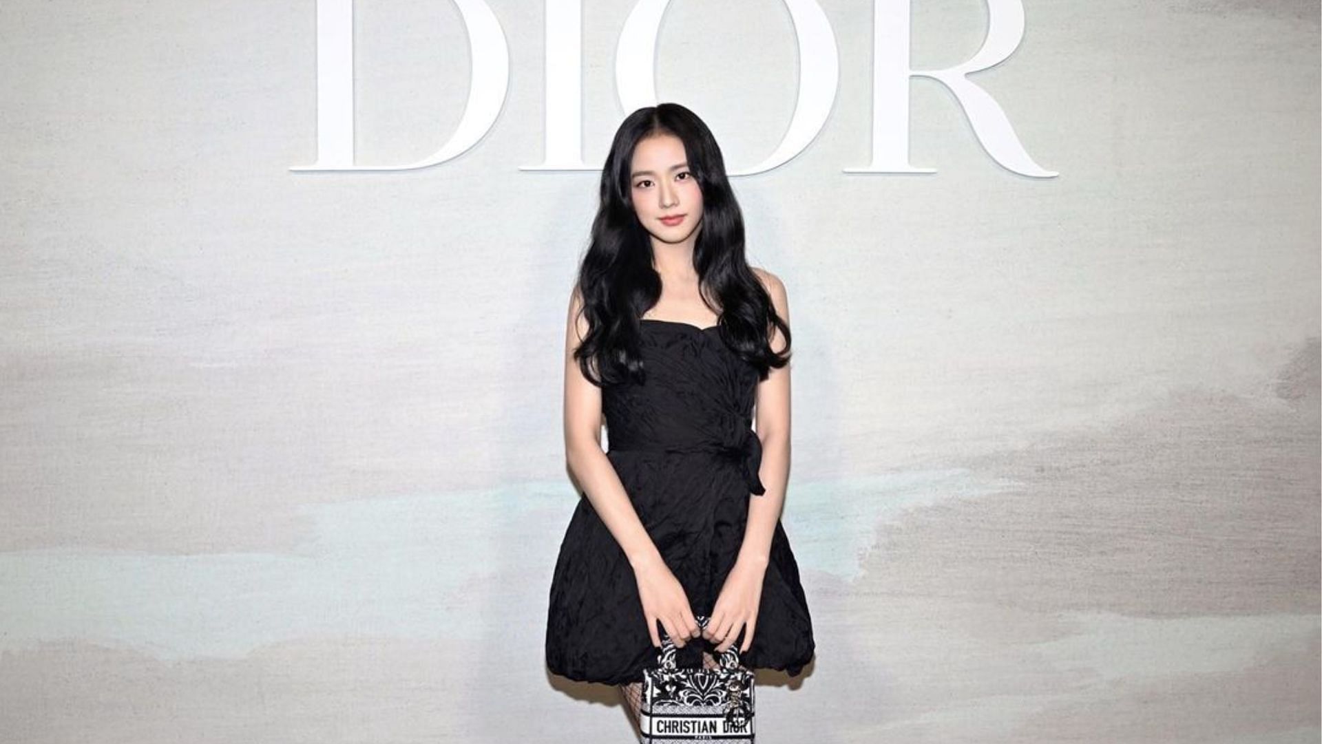 Jisoo at Dior. Who are the people to her left and right? : r/BeulPing