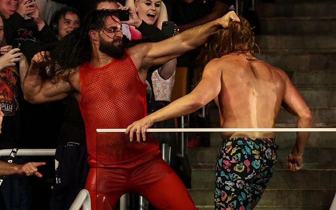 WWE दिग्गज Seth Rollins से बदला लेने को तैयार हुआ पूर्व चैंपियन, काली आंख और एब्स दिखाकर दी चेतावनी