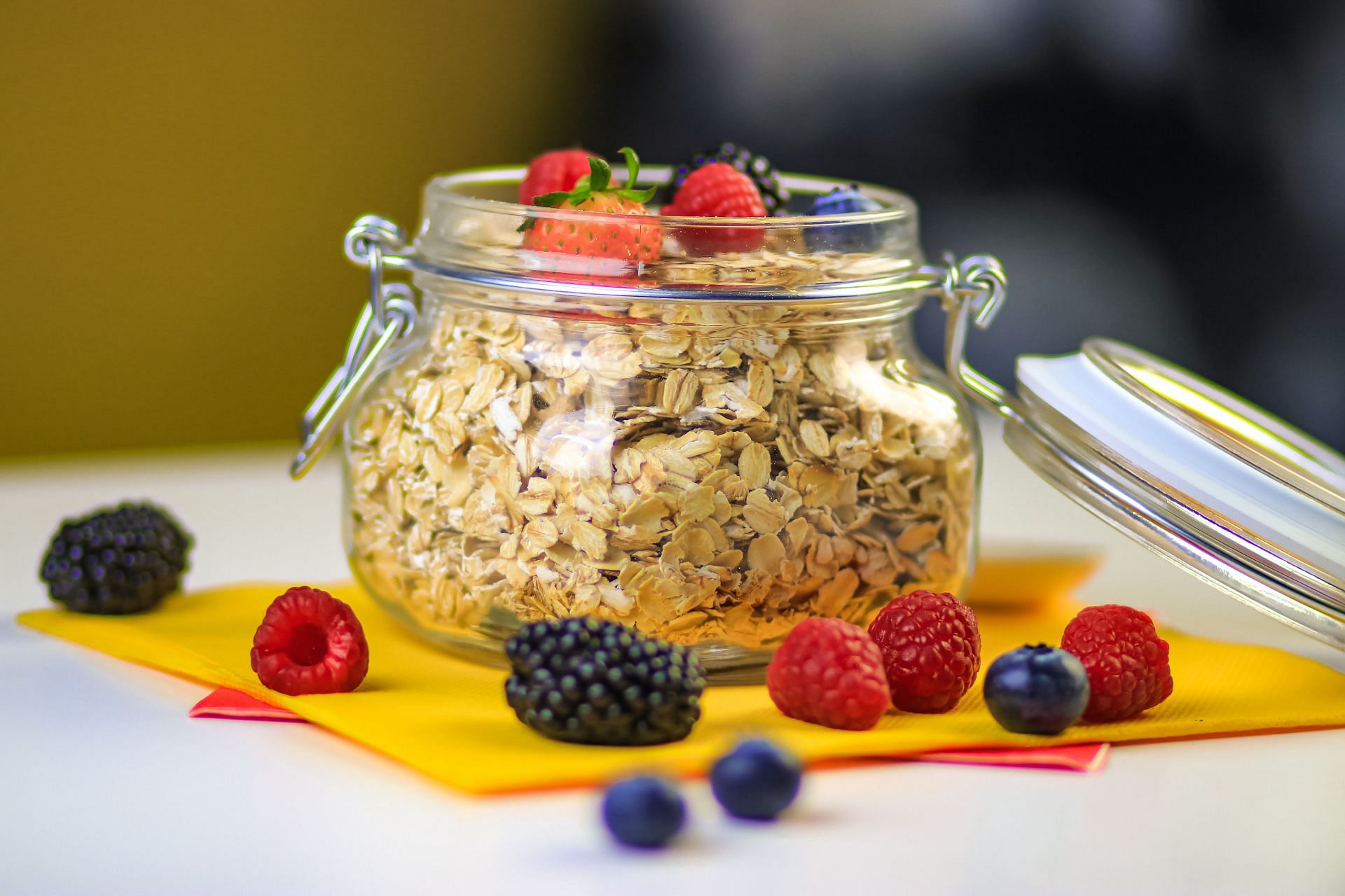 Oats are rich in dietary fiber. (Image via Unsplash/I Aboud)