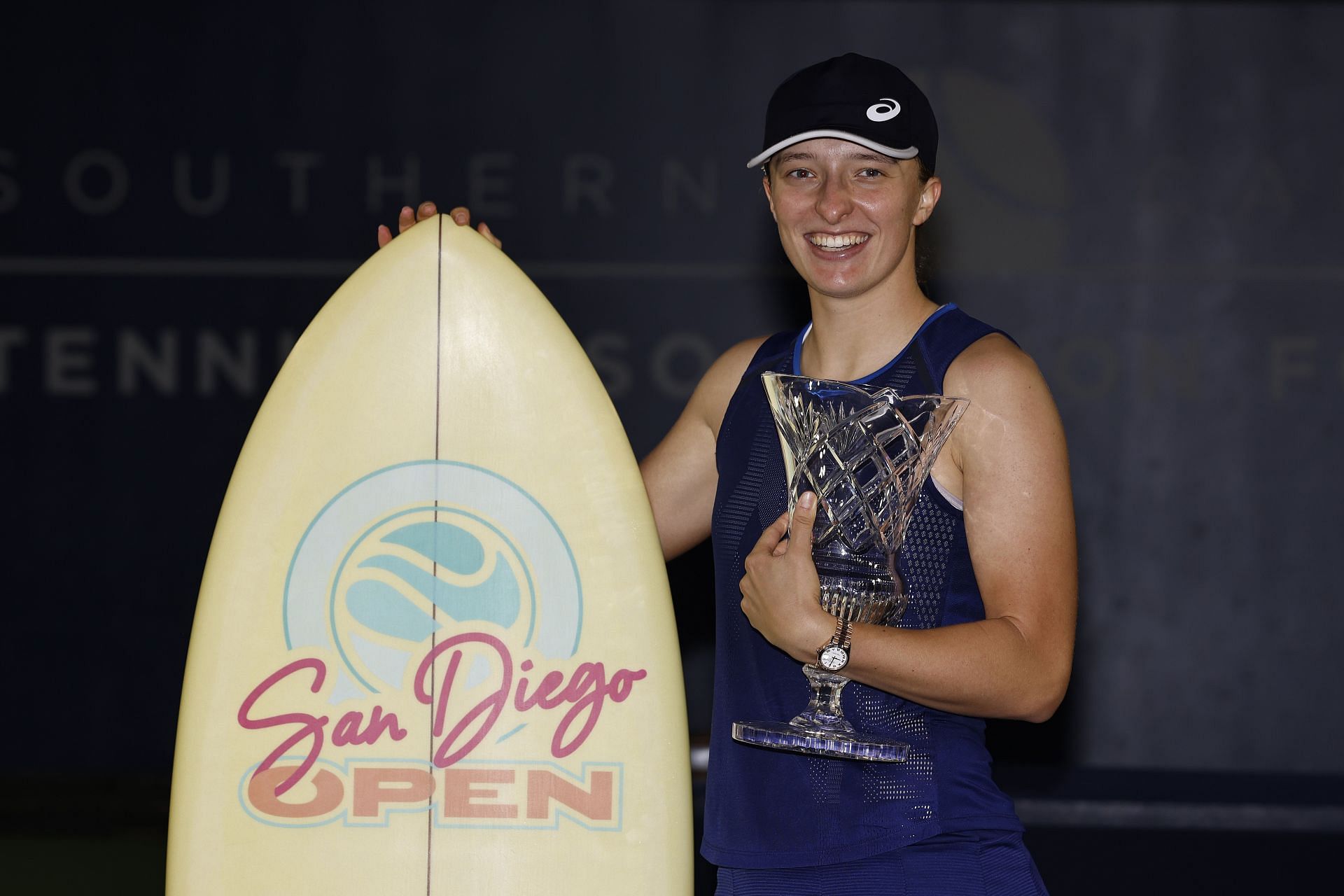 Iga Swiatek poses after winning the San Diego Open.
