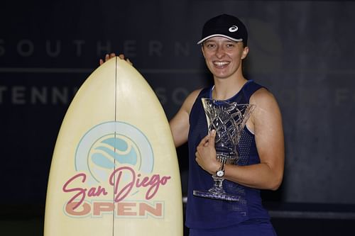 Iga Swiatek poses after winning the San Diego Open.