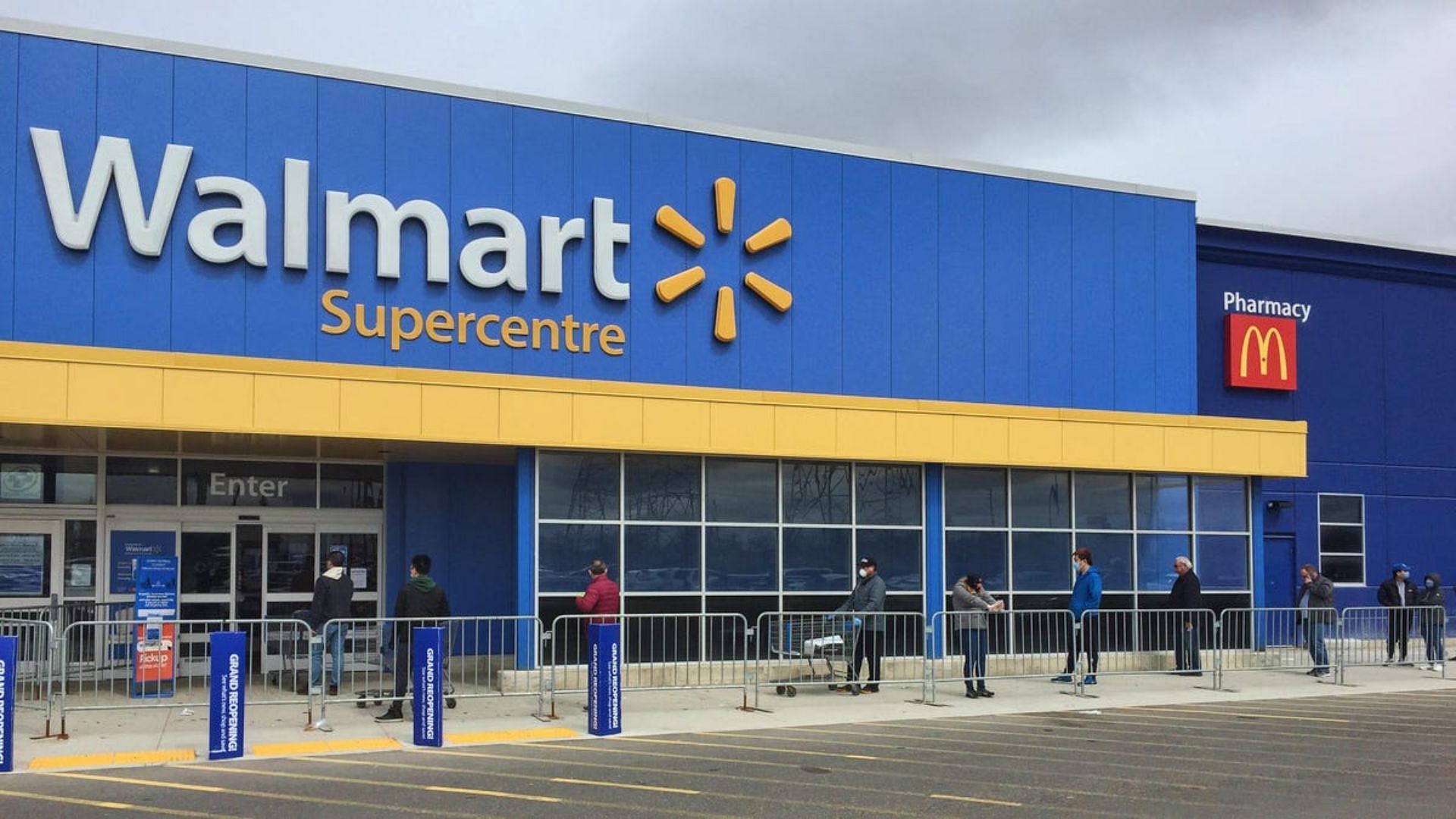 A Walmart Supercentre (Image via Walmart)