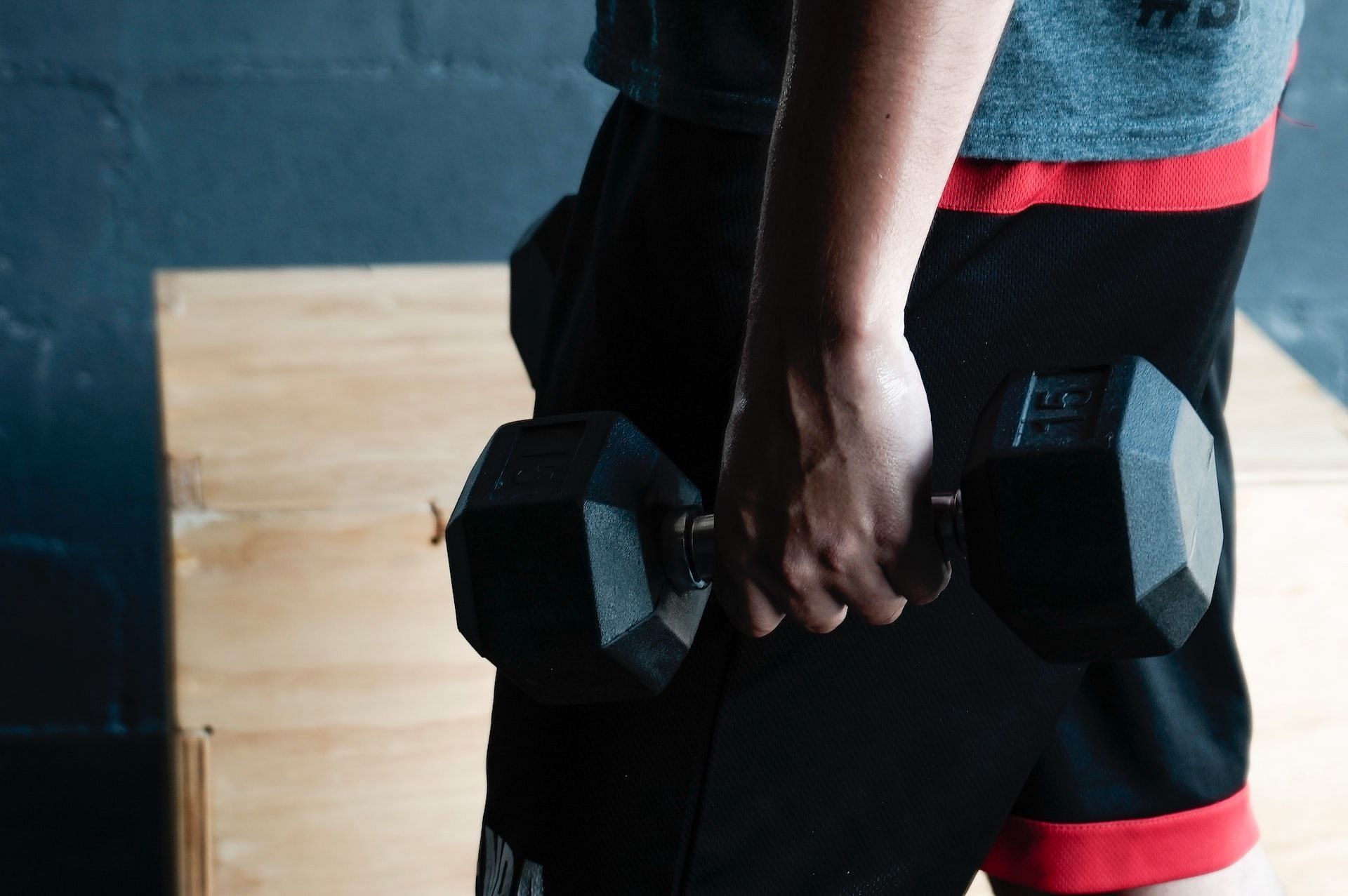 Simple dumbbell exercises to lose weight. (Photo via Eduardo Cano Photo Co./Unsplash)