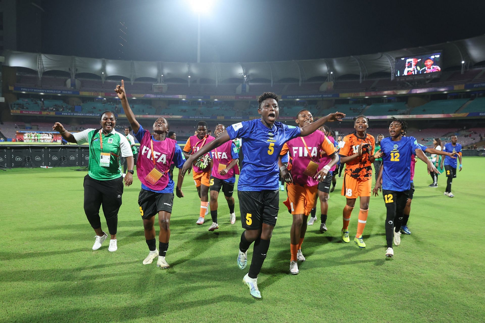 अपने पहले विश्व कप क्वार्टरफाइनल में पहुंचने की खुशी मनातीं तंजानिया की टीम।