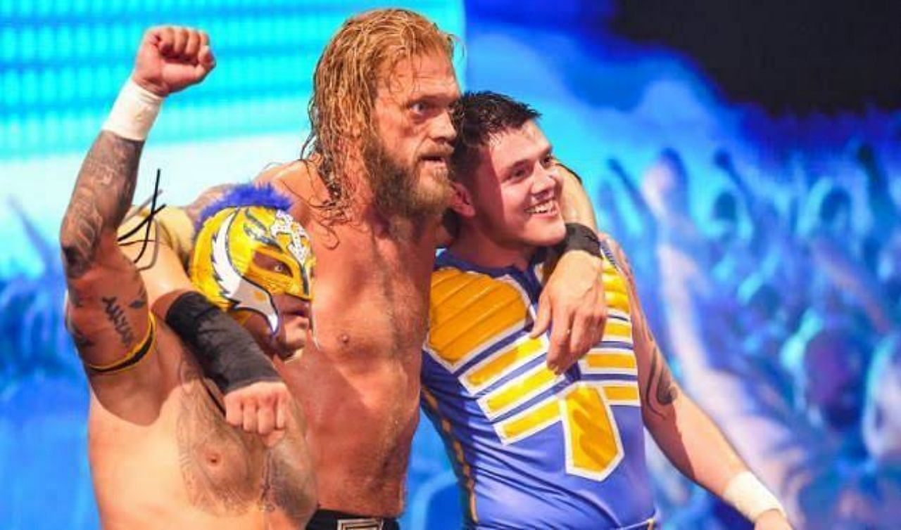 WWE सुपरस्टार्स रे मिस्टीरियो, ऐज और डॉमिनिक मिस्टीरियो 