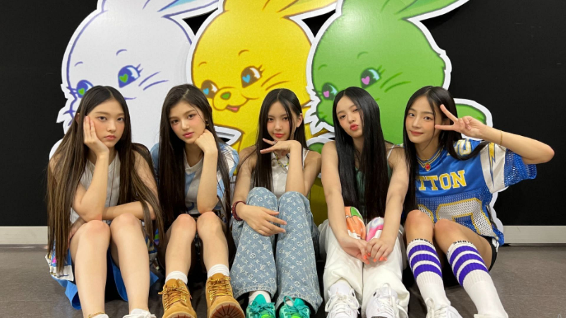 A still of the K-pop rookie band NewJeans (Image via Twitter/@NewJeans_ADOR)