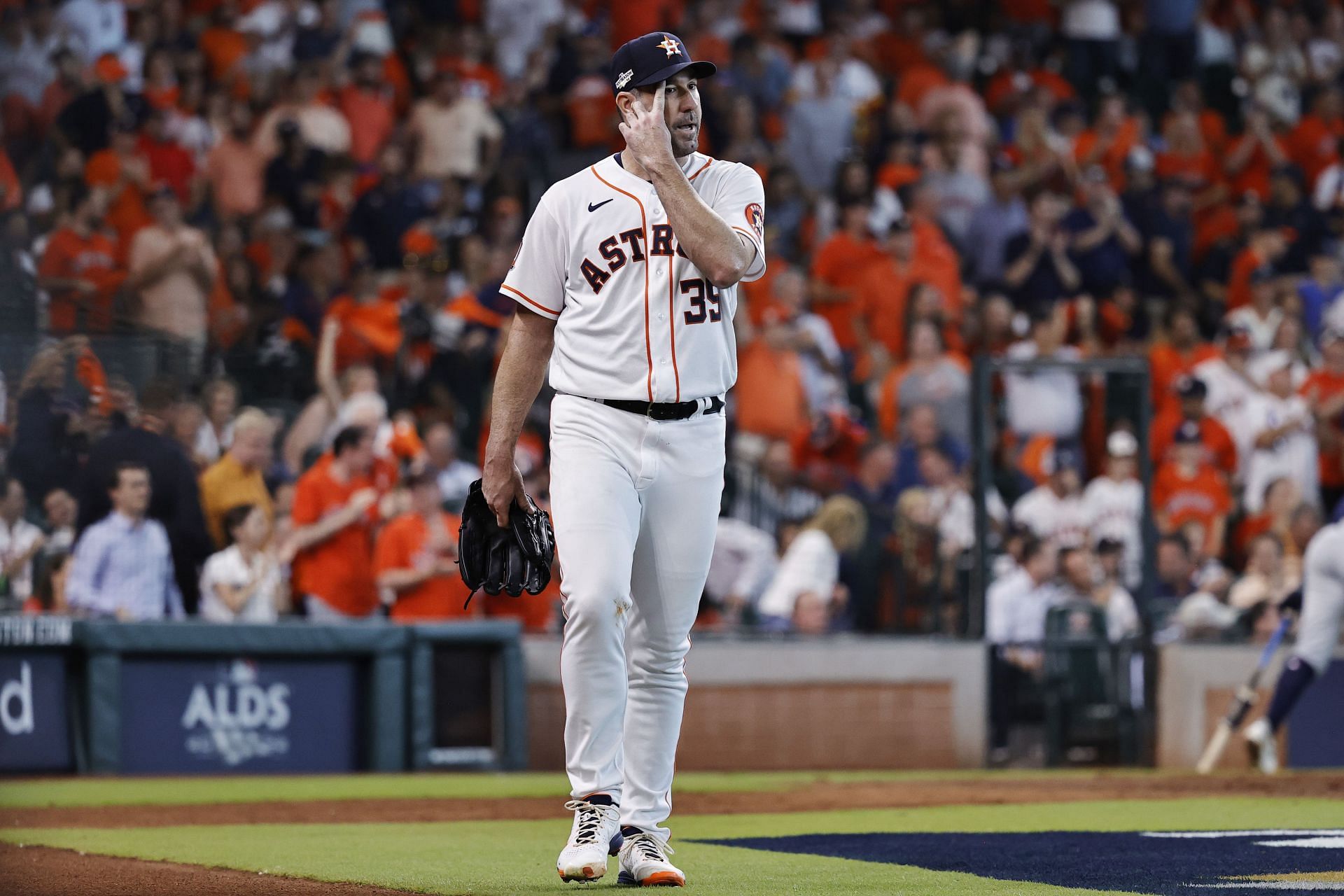 Justin Verlander surprises unsuspecting fan in line at Starbucks