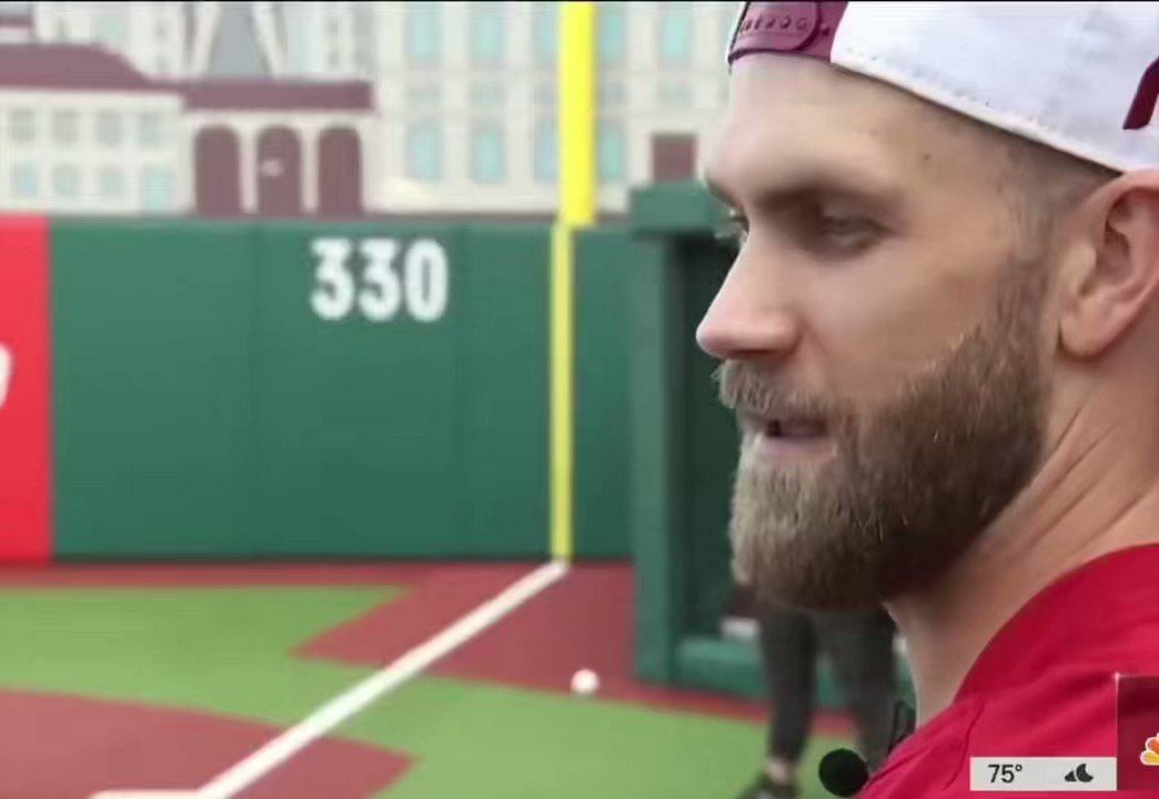 Bryce Harper offers blueberries, 06/12/2022