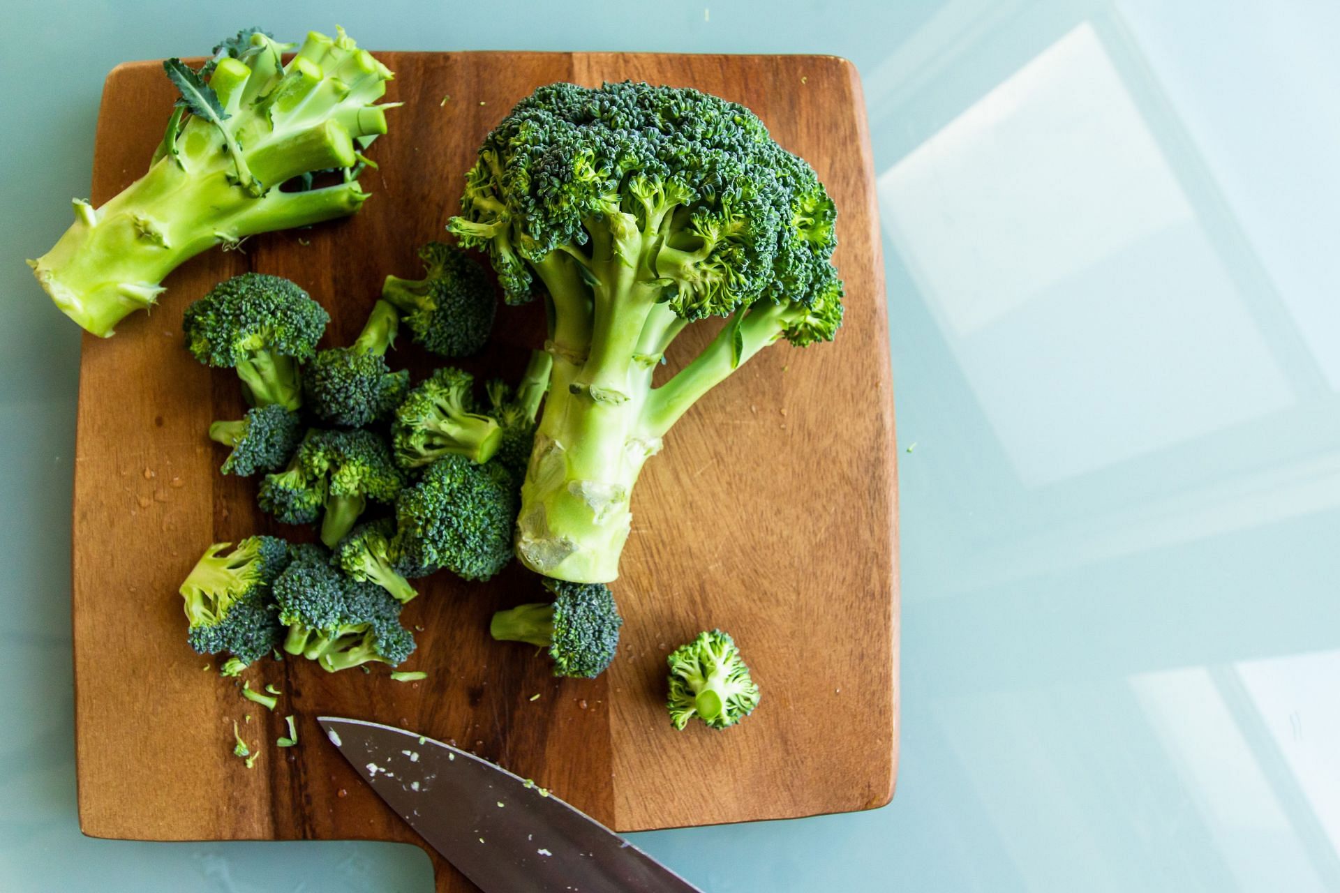 Broccoli can also aid in weight loss. (Image via Unsplash/Louis Hansel)