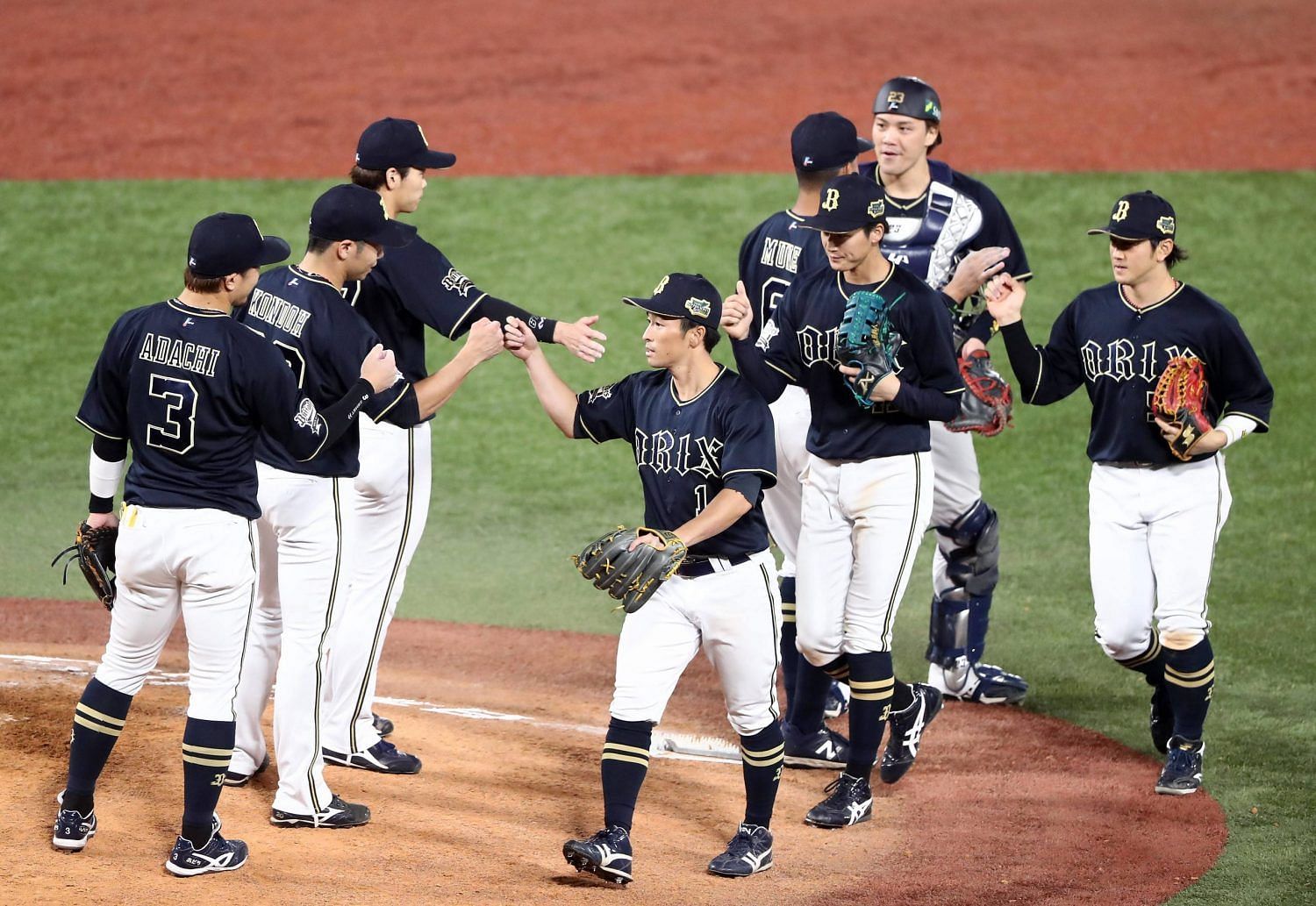 The Buffaloes celebrate after a win. (Image from Sankei)
