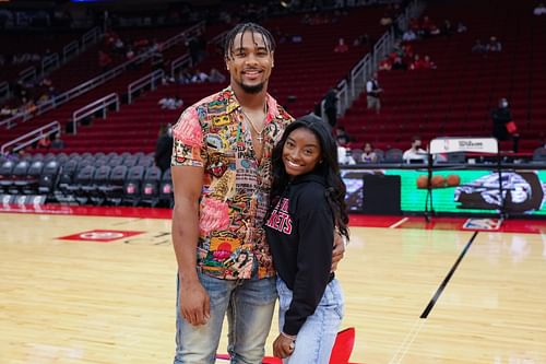 Simone Biles and Jonathan Owens (Image via Carmen Mandato/Getty Images)