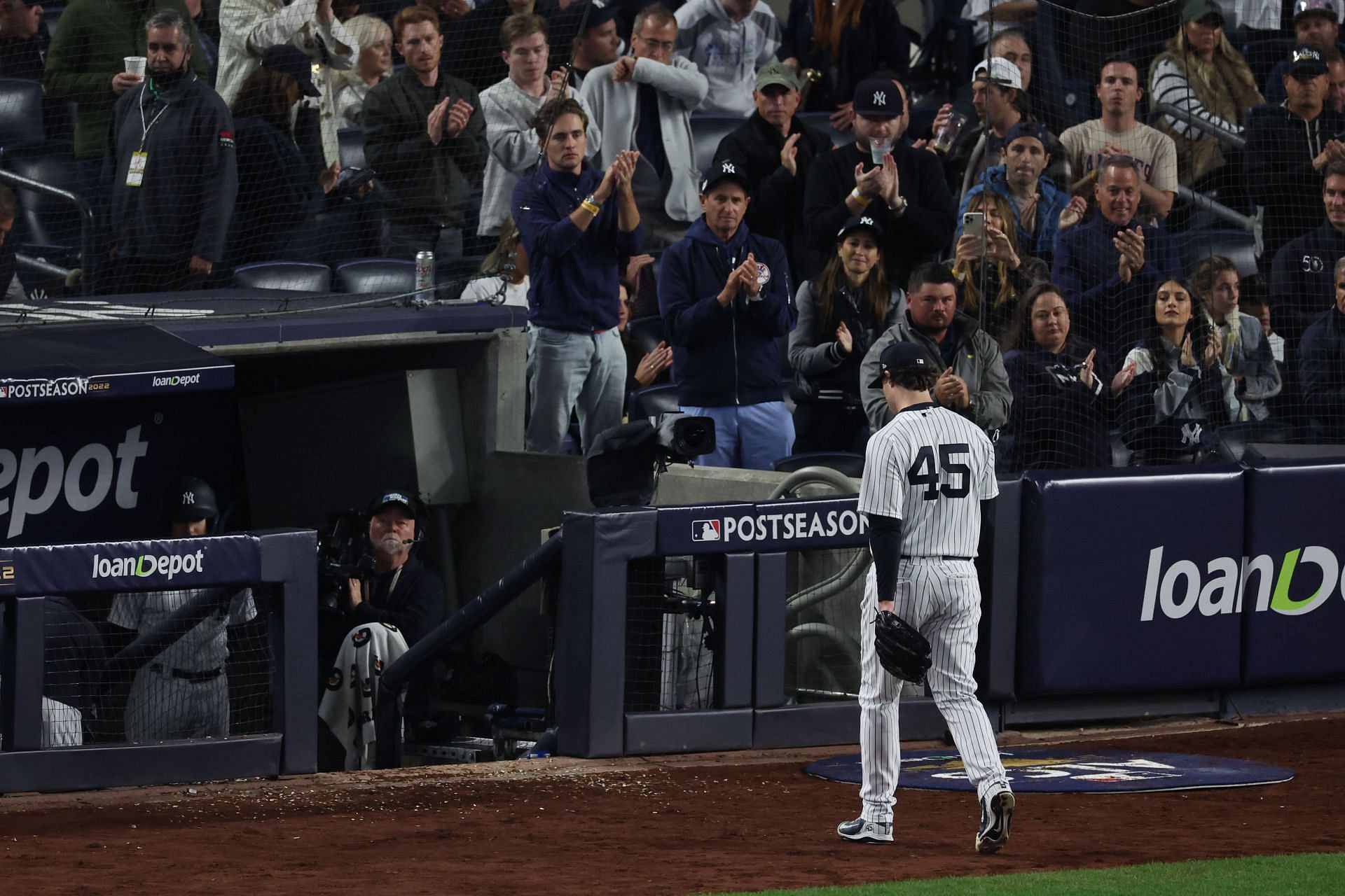 Yankee fans mercilessly jeer Astros in Bronx; 'Trashtros
