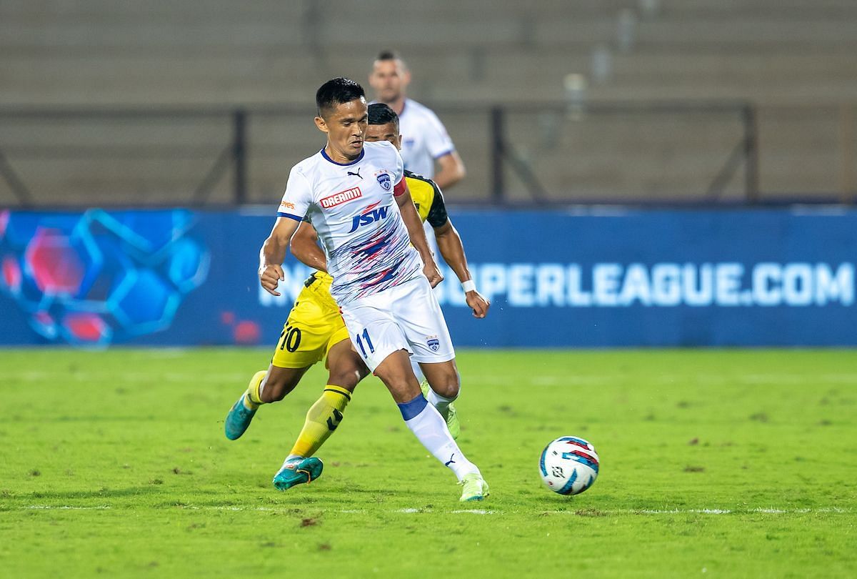 Bengaluru skipper Sunil Chhetri gets away from his marker [Credits: ISL]