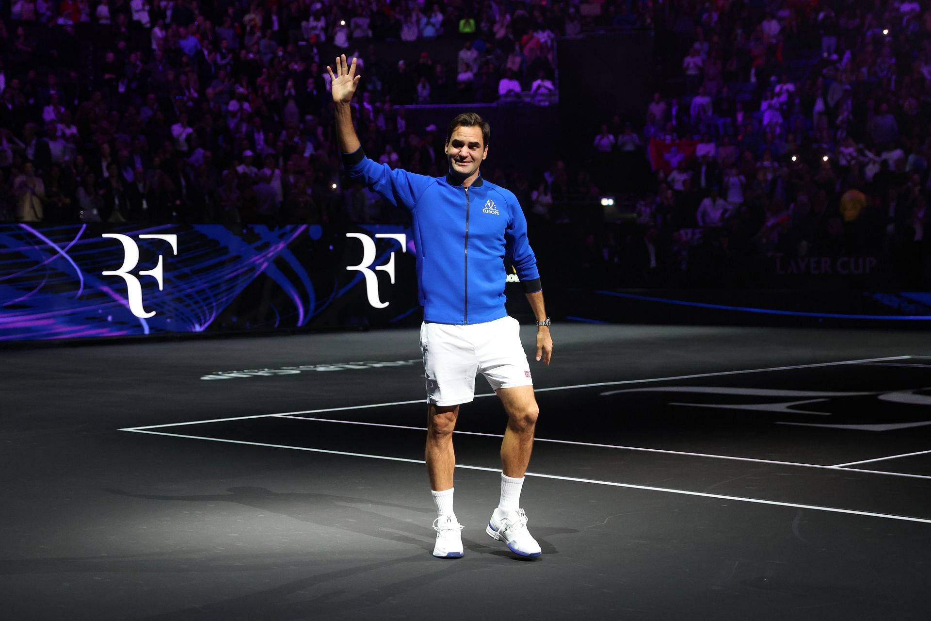 Roger Federer acknowledging the fans after his last match