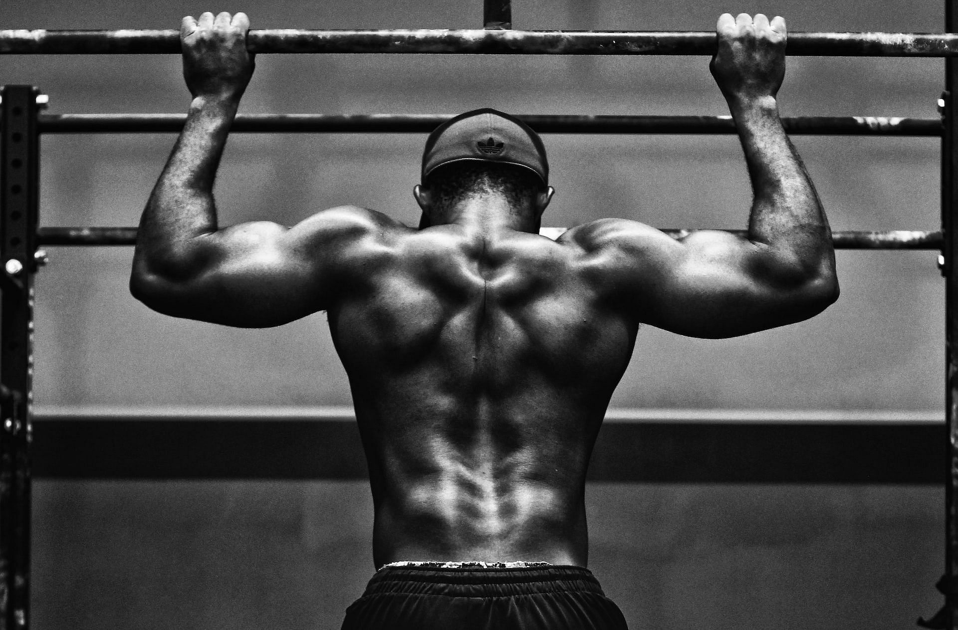Best bicep exercises for men with a pull-up bar. (Photo via Edgar Chaparro/Unsplash)