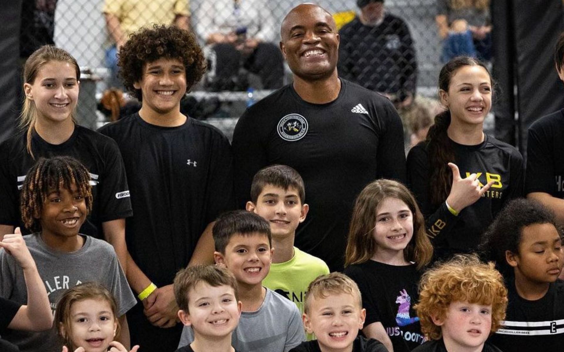Anderson Silva with a group of kids [Image courtesy: @spiderandersonsilva on Instagram]