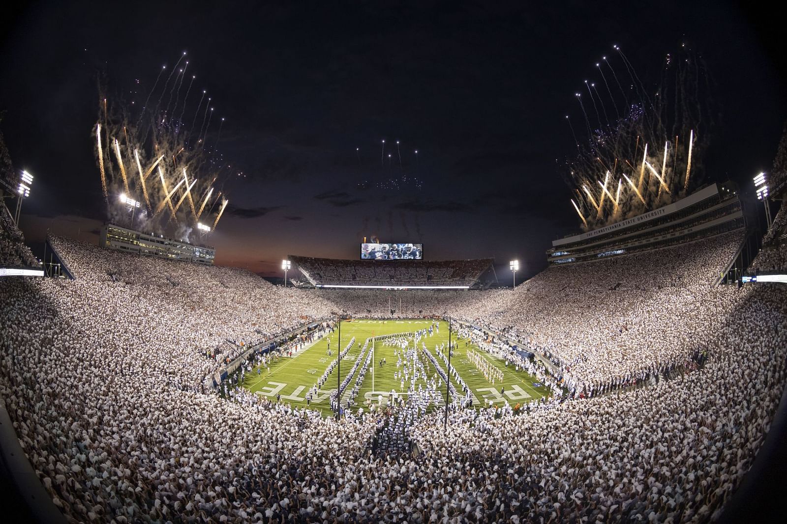 why-are-college-football-stadiums-bigger-than-their-nfl-counterparts