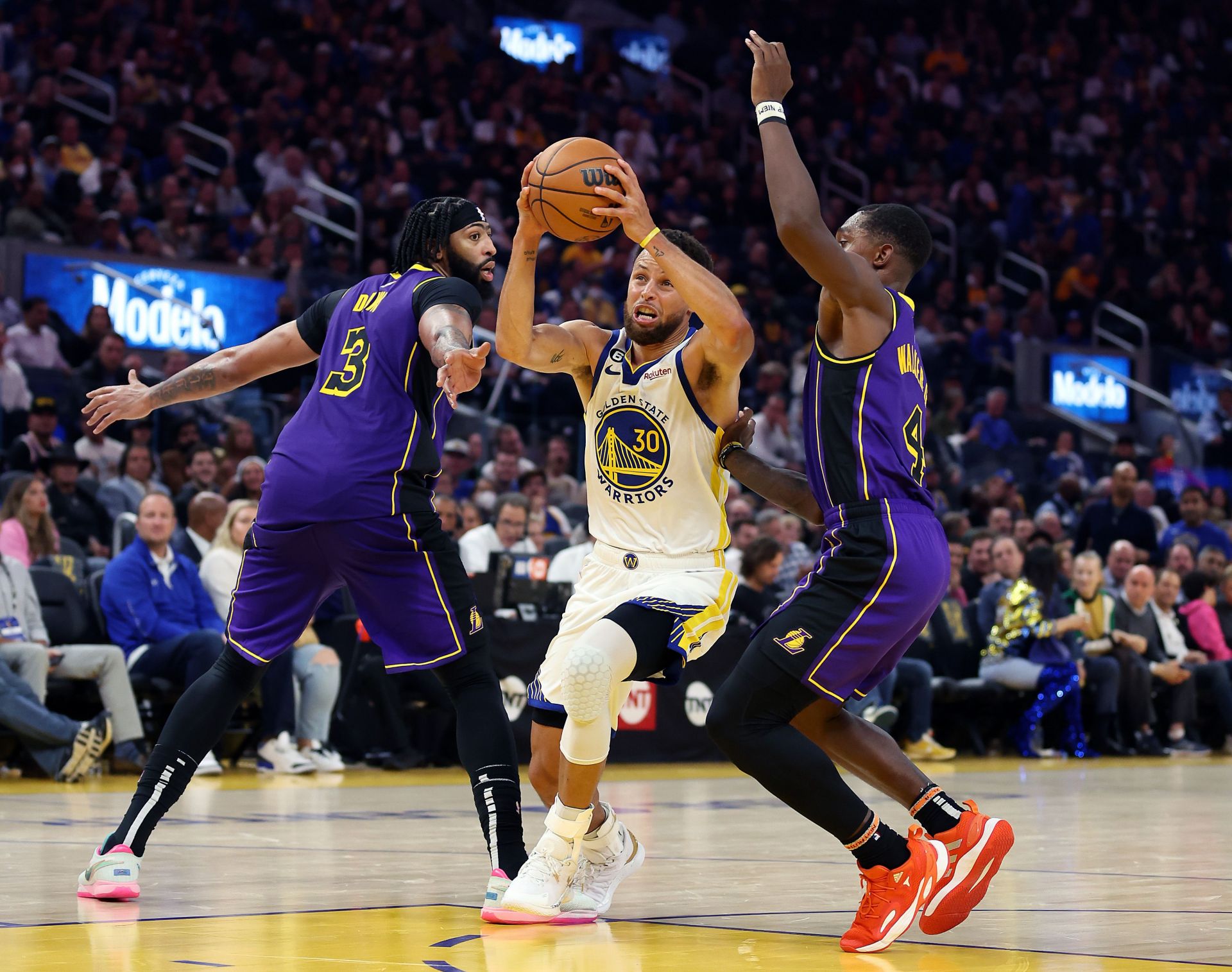 Los Angeles Lakers v Golden State Warriors