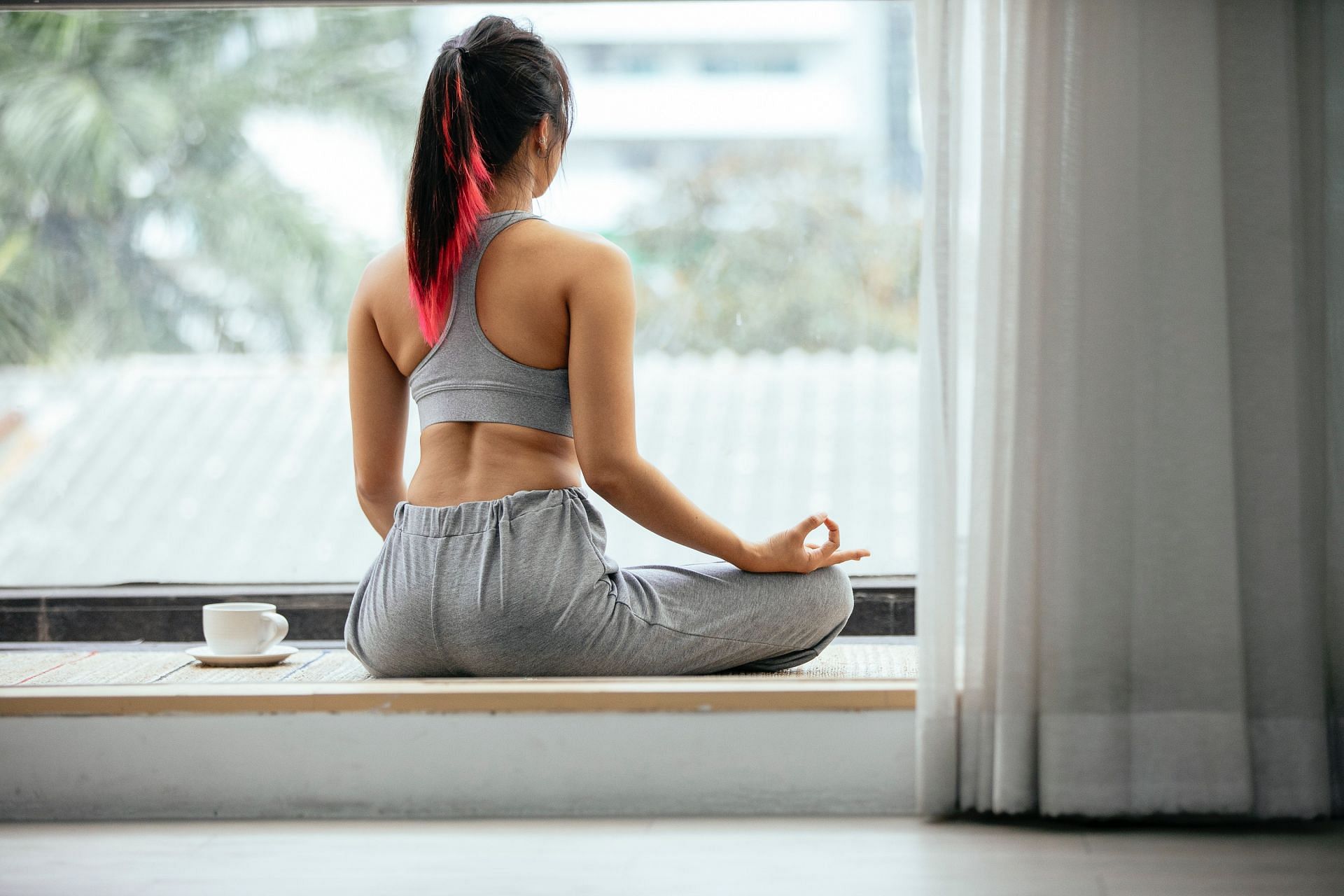 Lower back pain is generally caused due to weakened muscles unable to handle tension while extended periods of sitting or standing (Image via Pexels @Miriam Alonso)