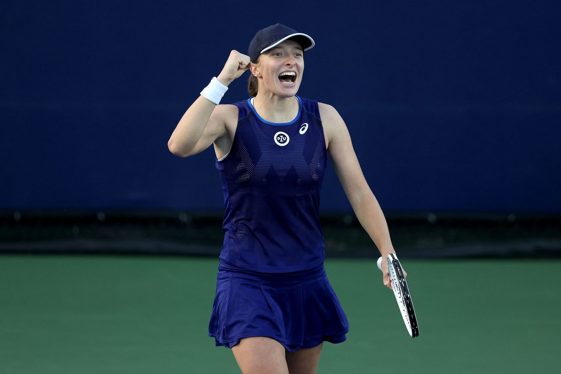 Iga Swiatek celebrates winning a point at the 2022 San Diego Open.