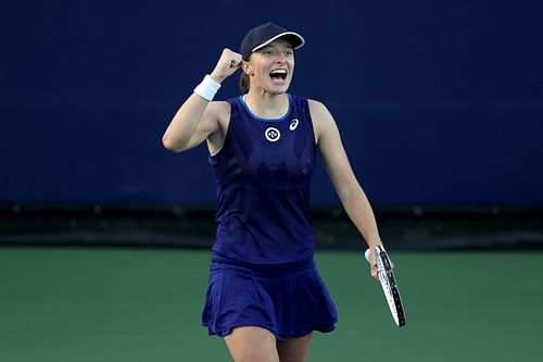 Iga Swiatek celebrates winning a point at the 2022 San Diego Open.