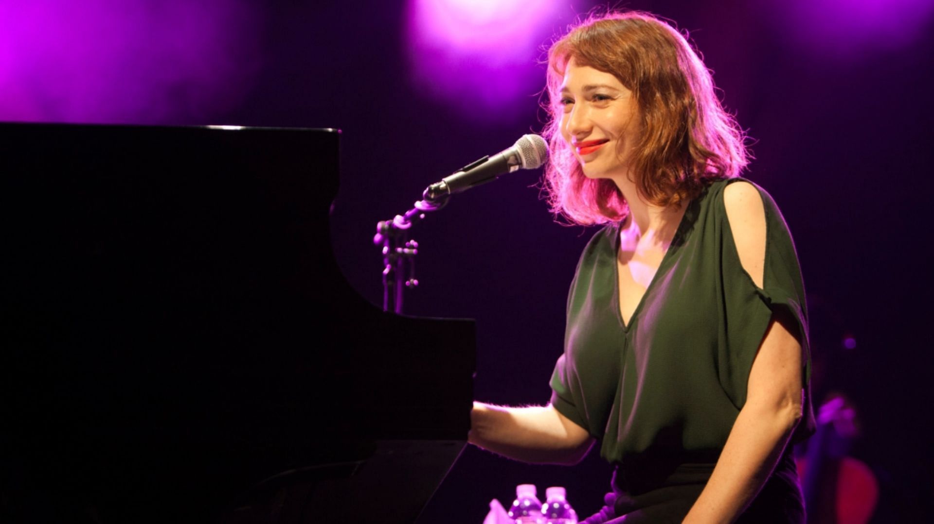 Regina Spektor has cancelled the remaining tour dates of 2022. (Image via Jeff Hahne / Getty)