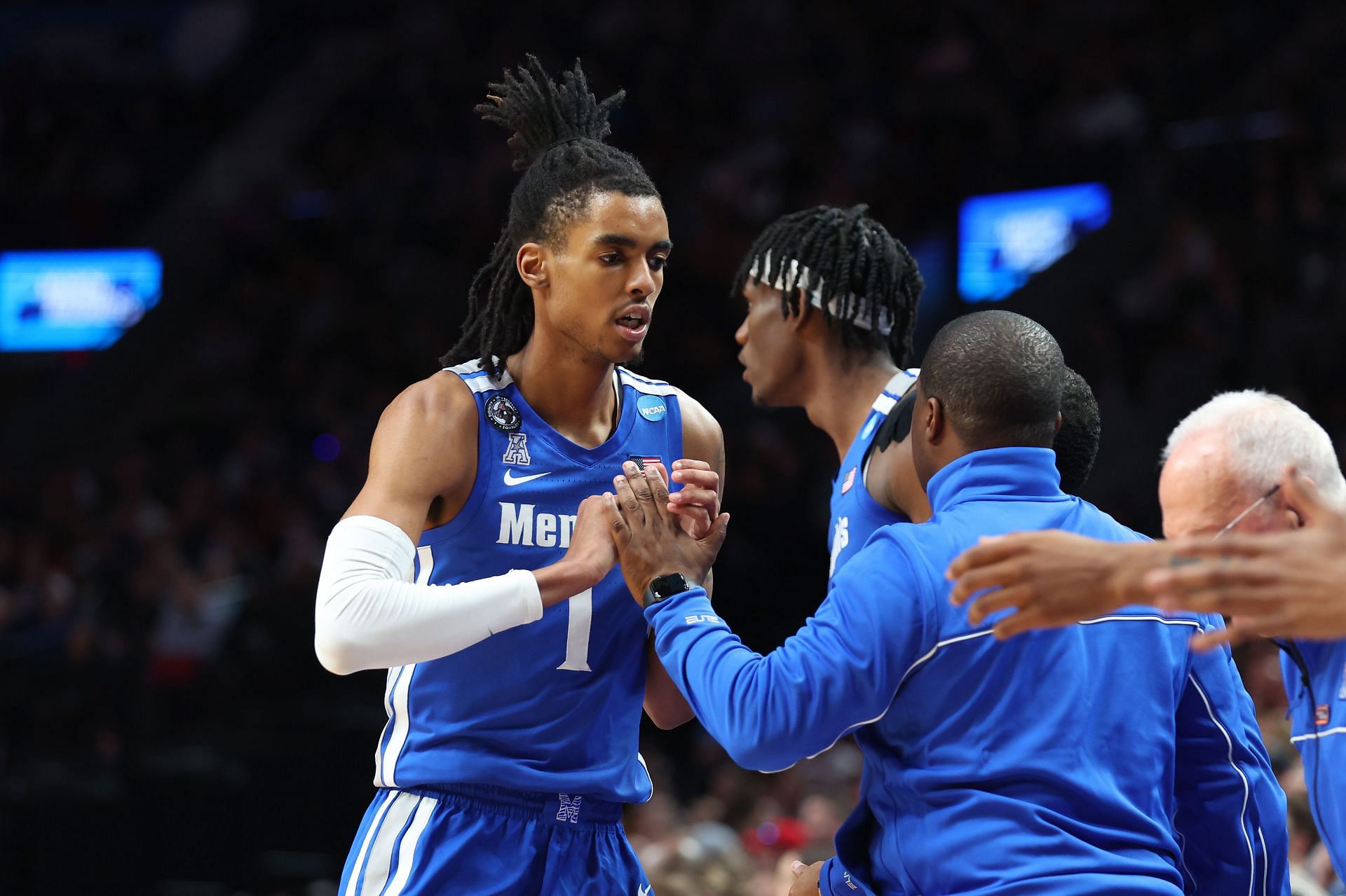 Emoni Bates playing for the Memphis Tigers