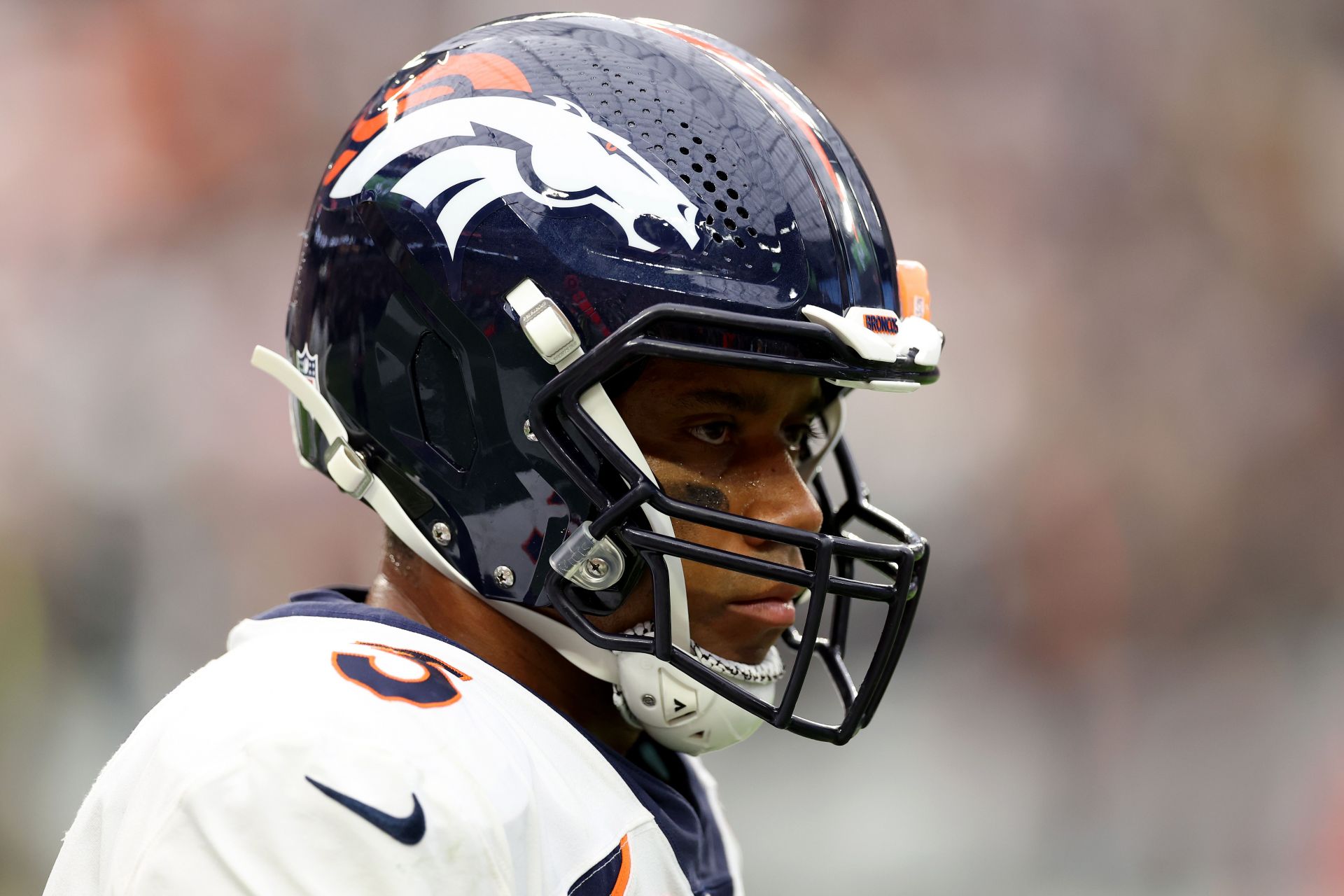 Broncos QB Russell Wilson, playing through right shoulder injury