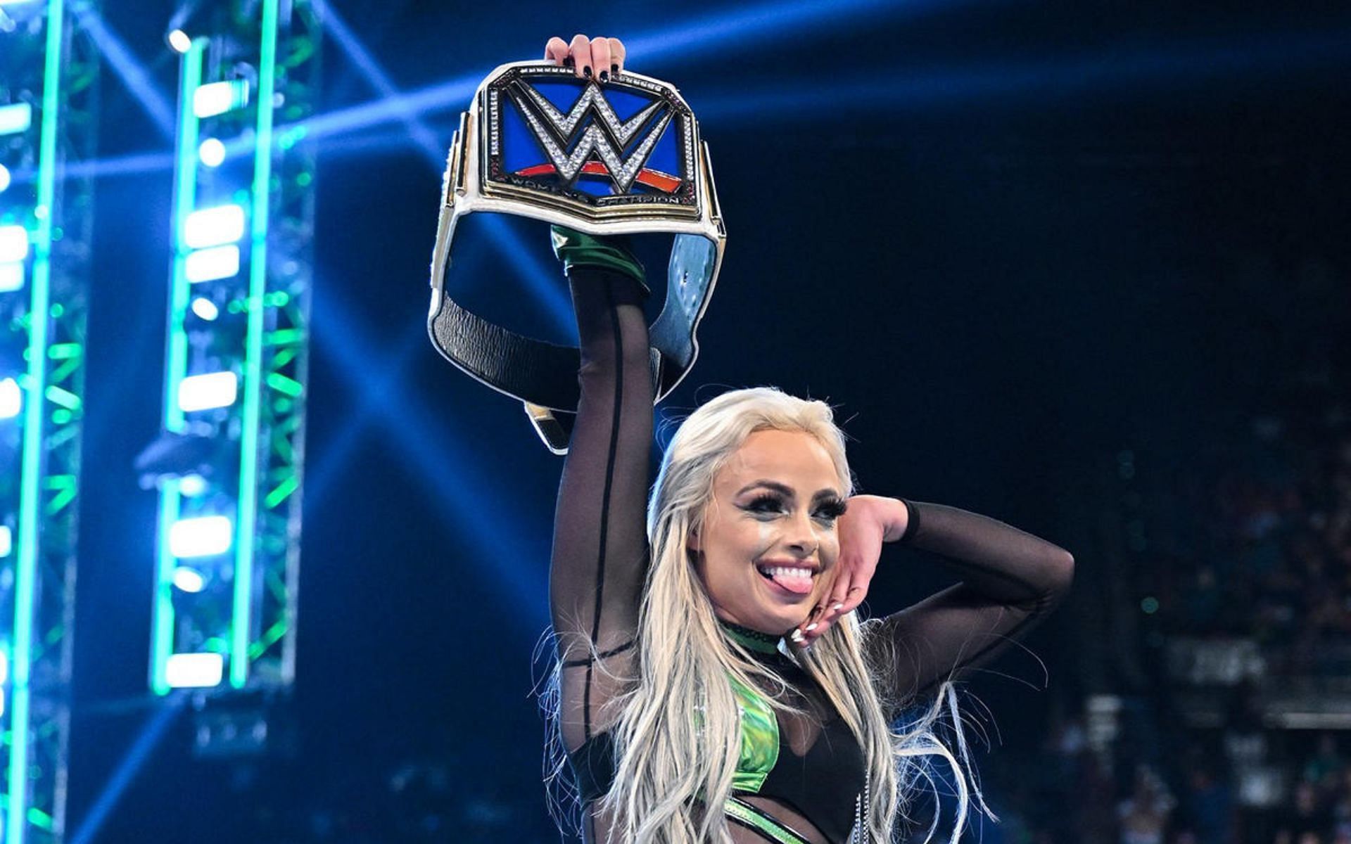 Р лив. Liv Morgan WWE 2022. Лив Морган чемпион. Лив Морган чемпионка смек Даут. Лив Морган с титулом.