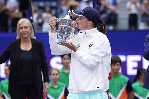 Martina Navratilova looks on as Iga Swiatek lifts the US Open trophy