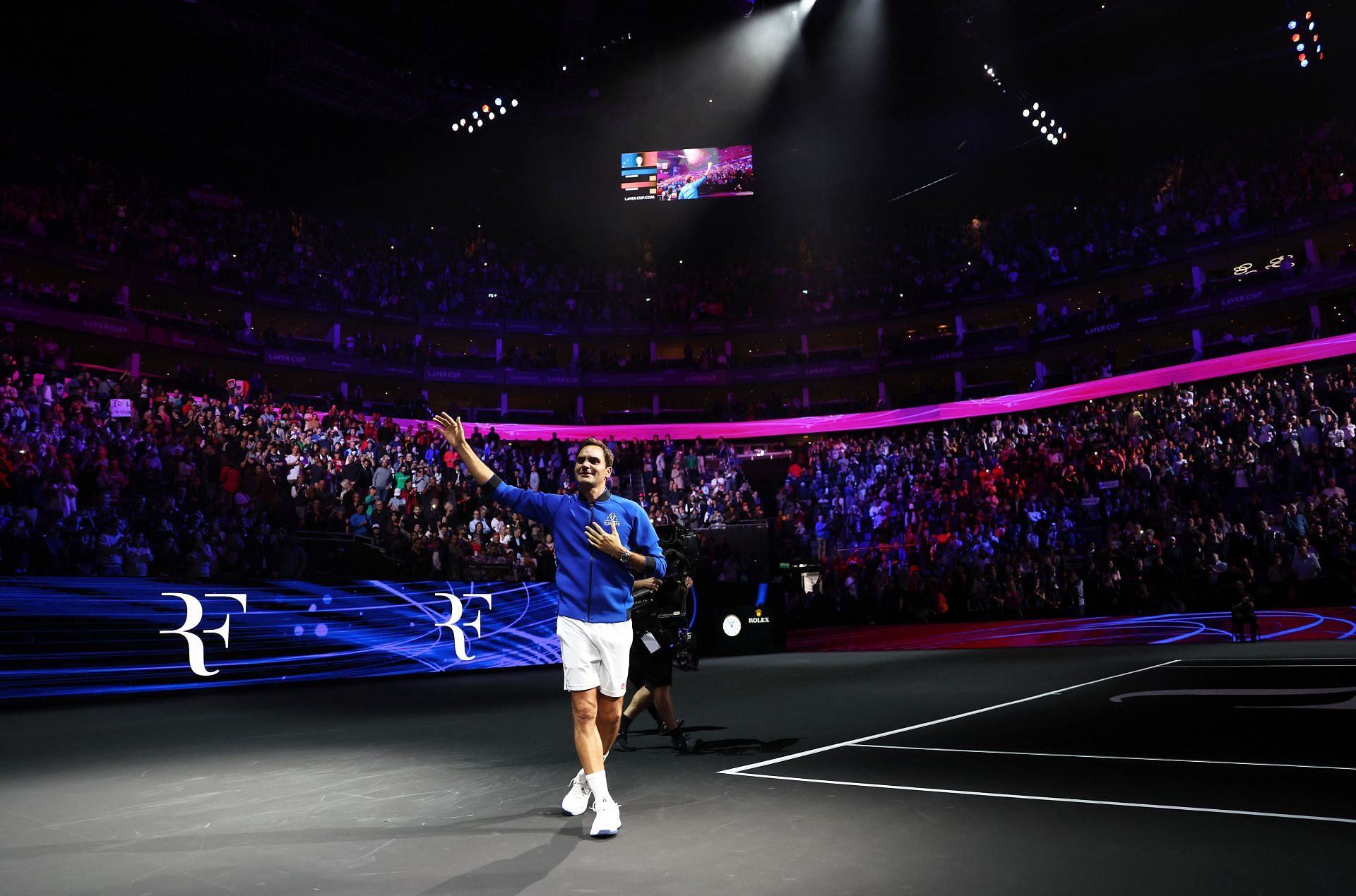 Roger Federer acknowledging his fans duirng his farewell at the Laver Cup