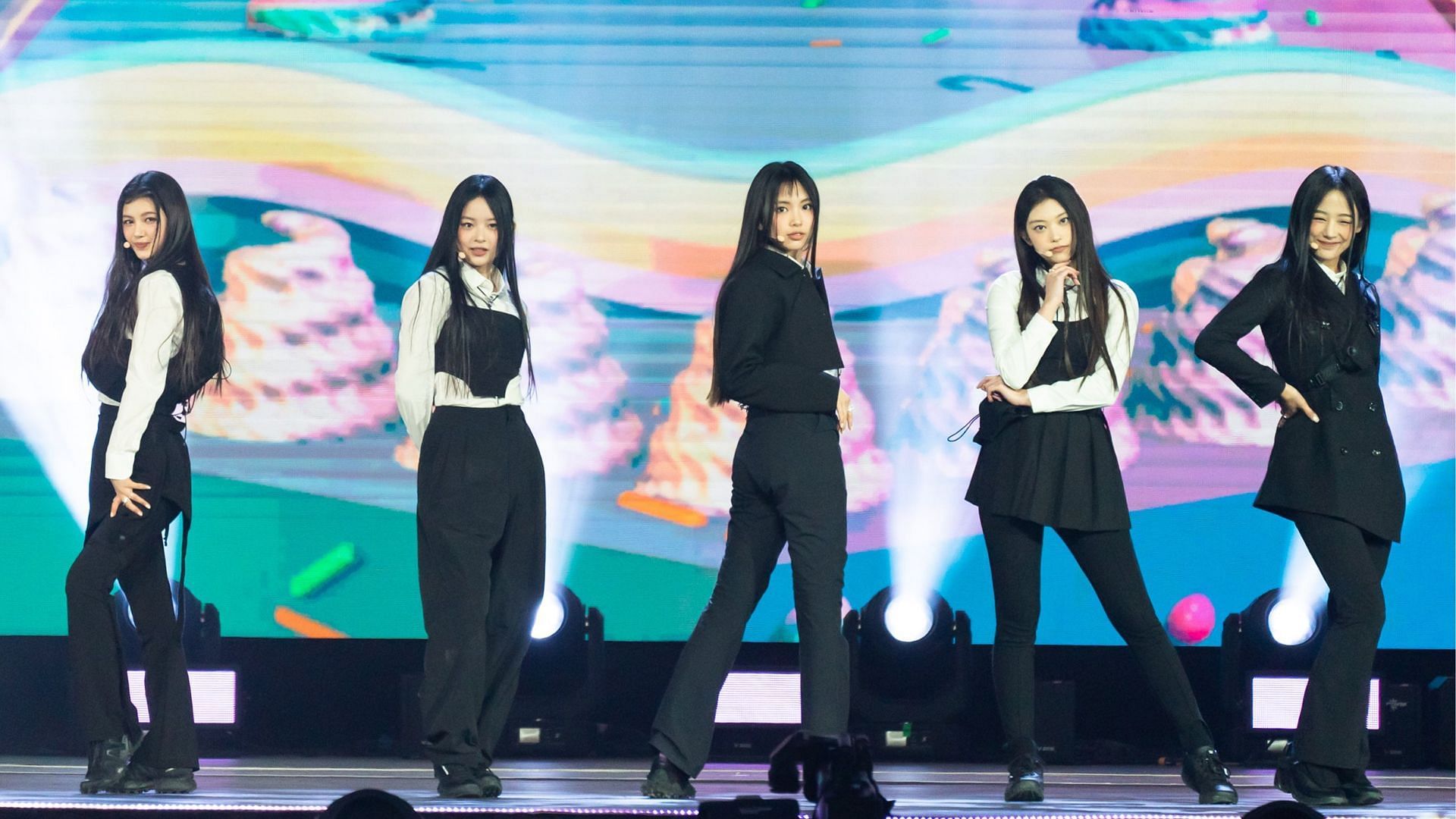 newjeans pics on Twitter  New jeans style, Stage outfits, Kpop outfits