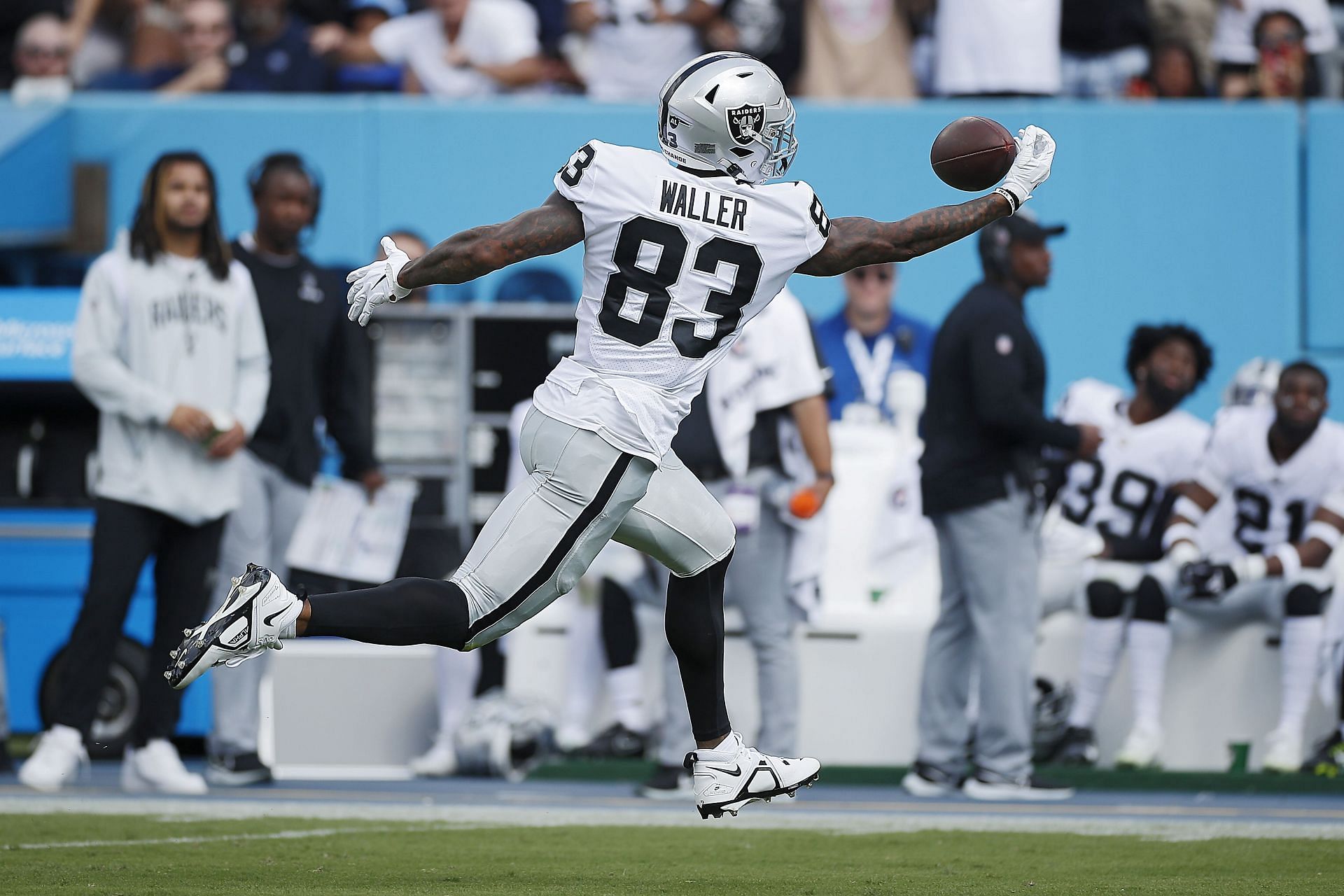 Raiders get brutal injury news on Pro Bowl TE Darren Waller