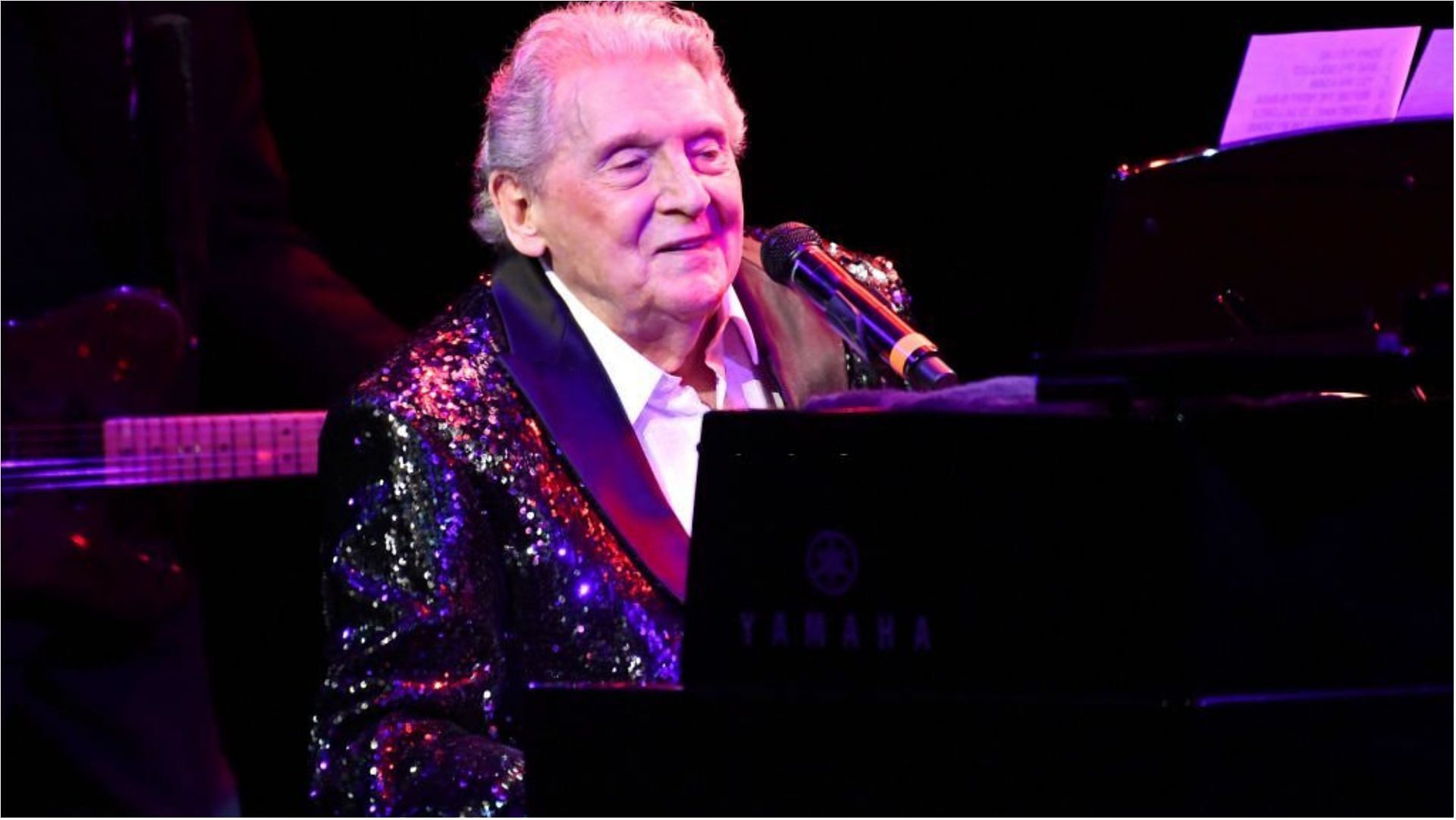 Jerry Lee Lewis is known for his hit singles and albums (Image via Scott Dudelson/Getty Images)