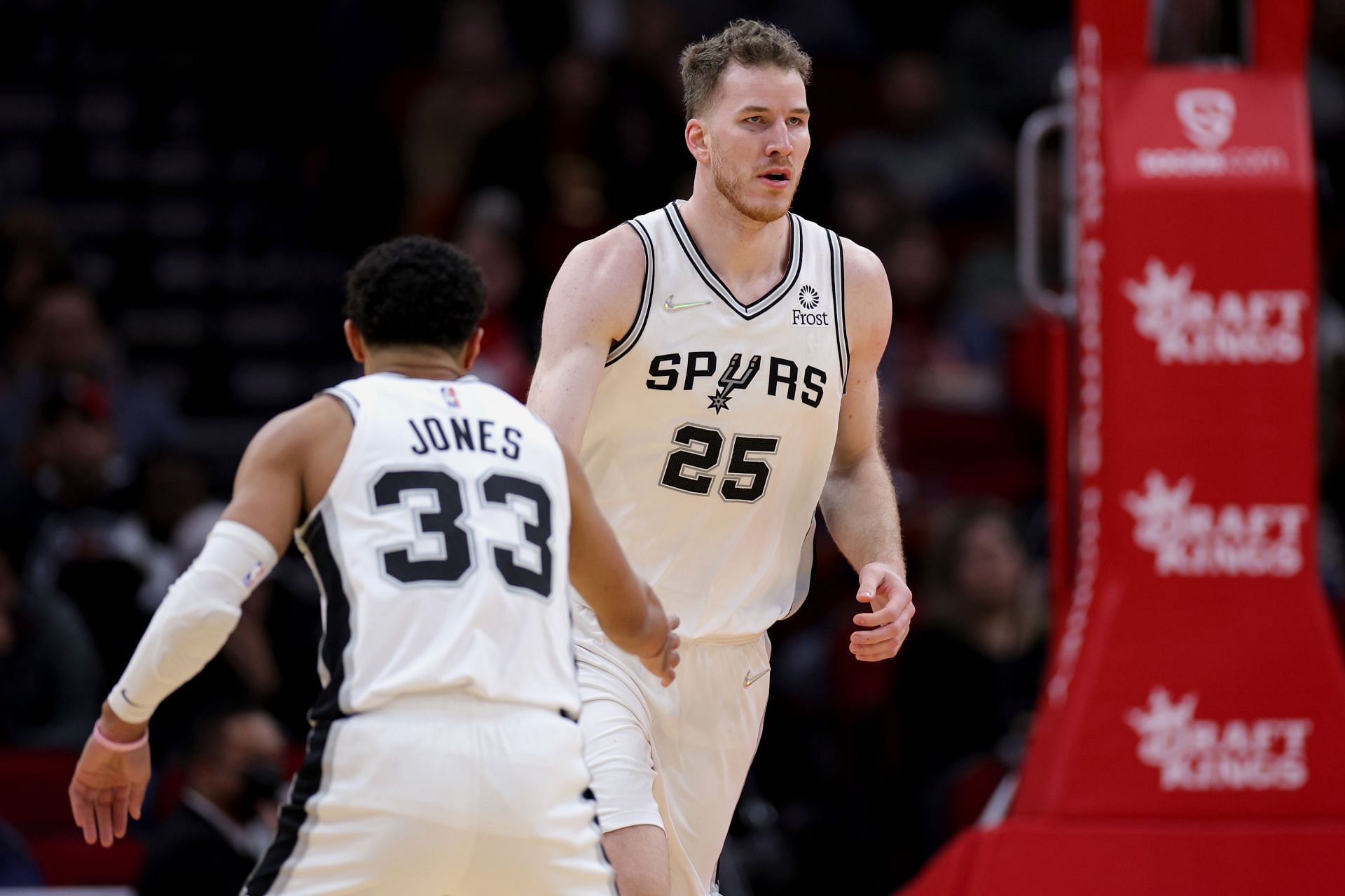 Jakob Poeltl had a career year with the Spurs (Image via Getty Images)