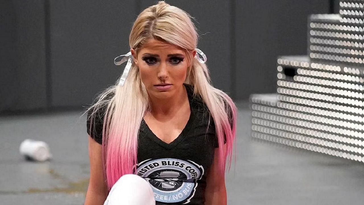 Alexa Bliss has suffered a minor finger bruise