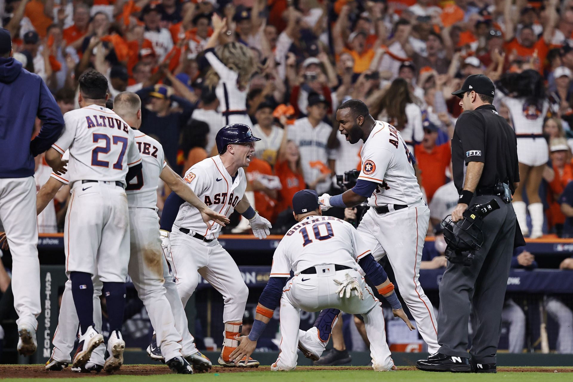 The Astros celebrating their walkoff win against the Mariners.
