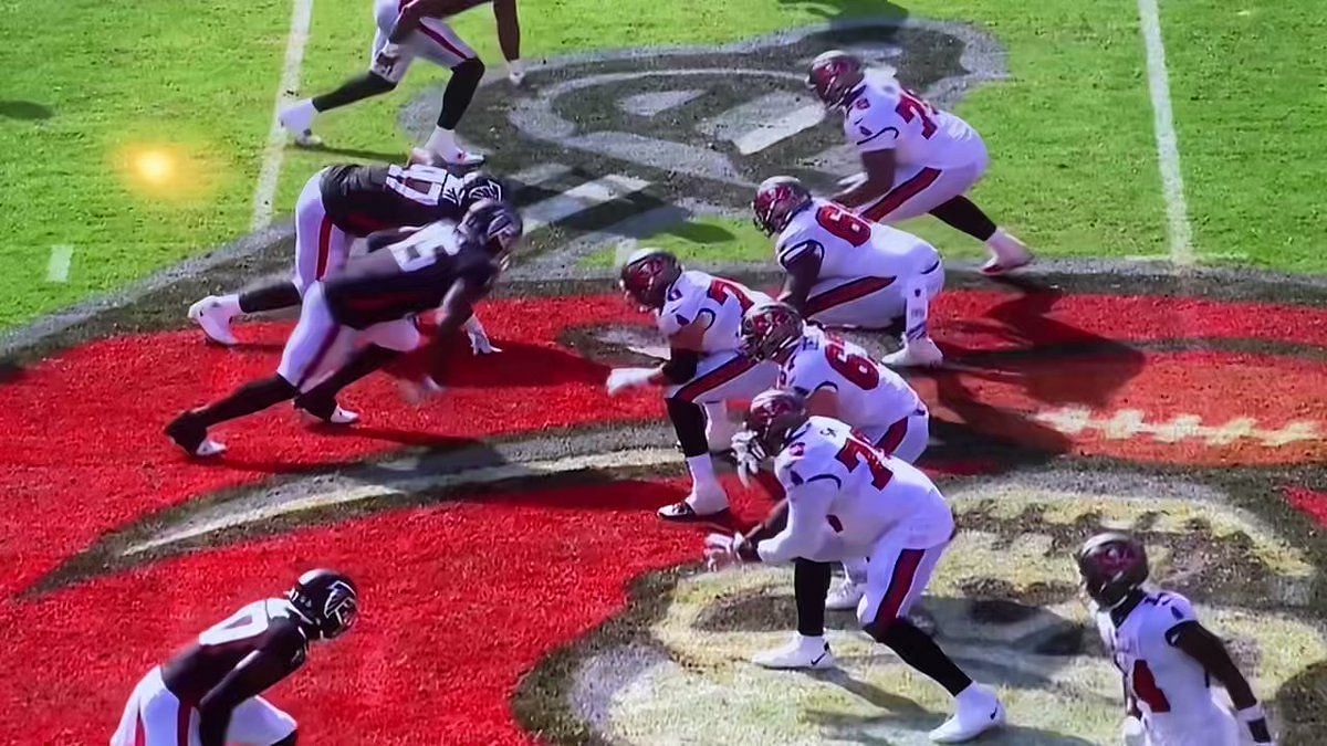 Chiefs vs Raiders: Referee defends roughing the passer call