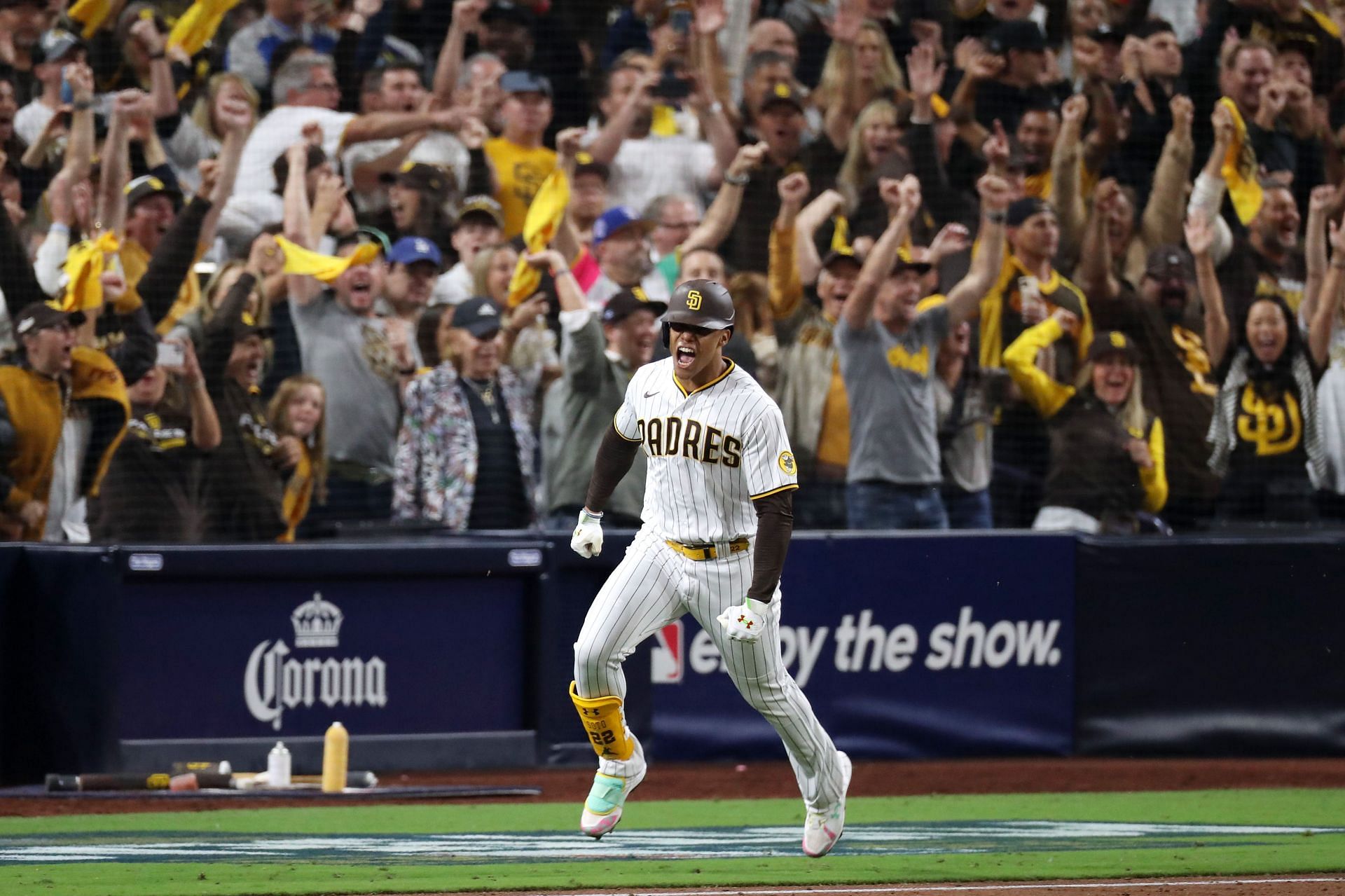 Padres fans defend Juan Soto after he was blinded by the sun in outfield  against Phillies in Game 2