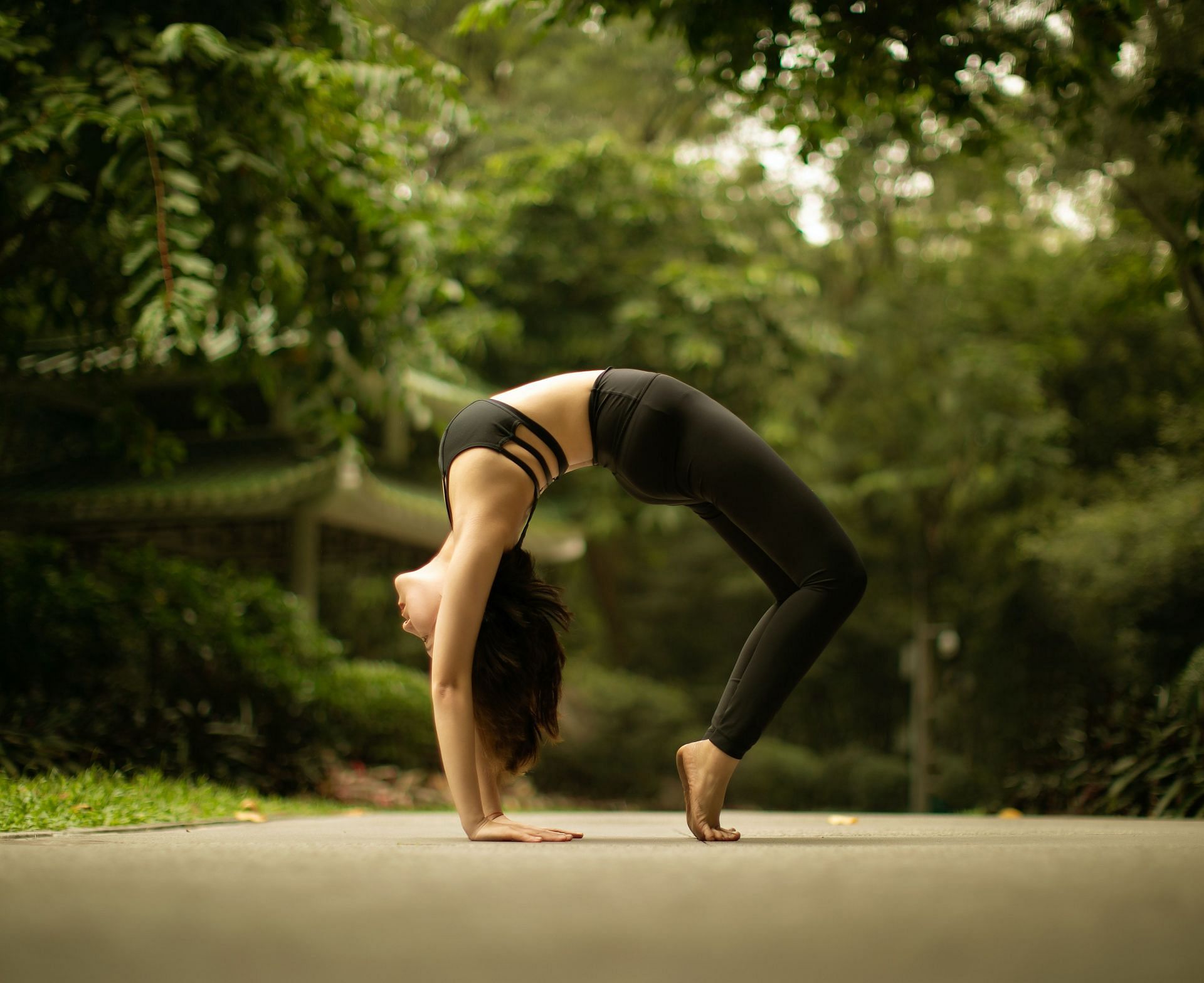 Despite popular belief, yoga can be effective in losing belly fat (Image via Pexels @Shu Lei)