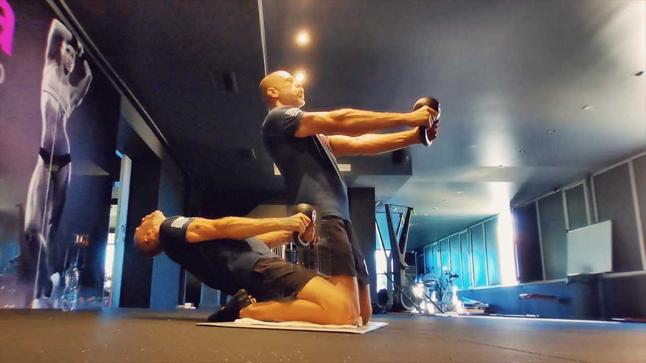 Kneeling knee extensions, performed by Taco Fleur from Cavemantraining.