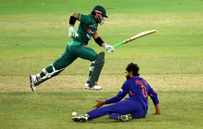"We no longer have real "gun" fielders"- Aakash Chopra on Team India's fielding standards