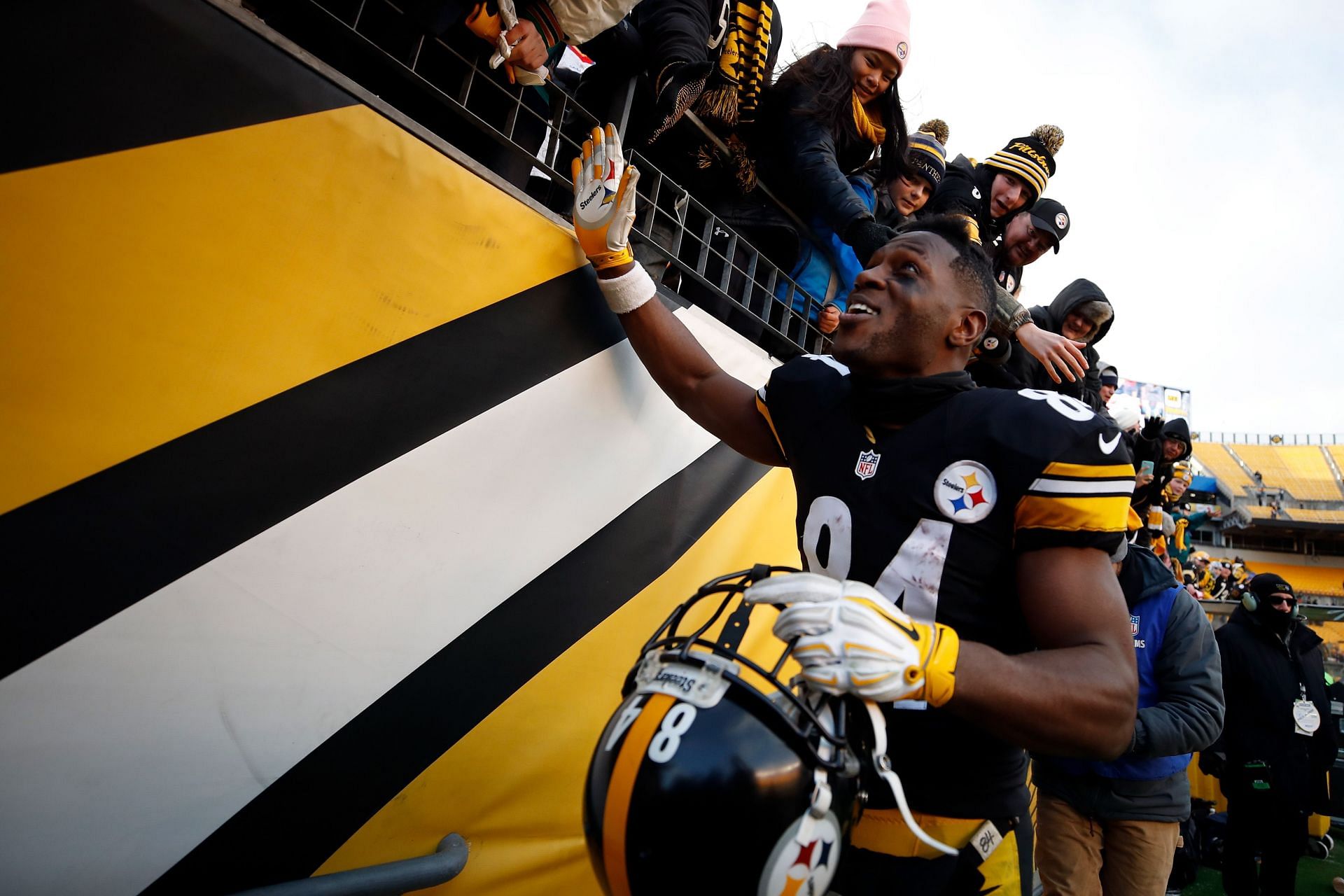 Antonio Brown's viral tweet confuses NFL fans