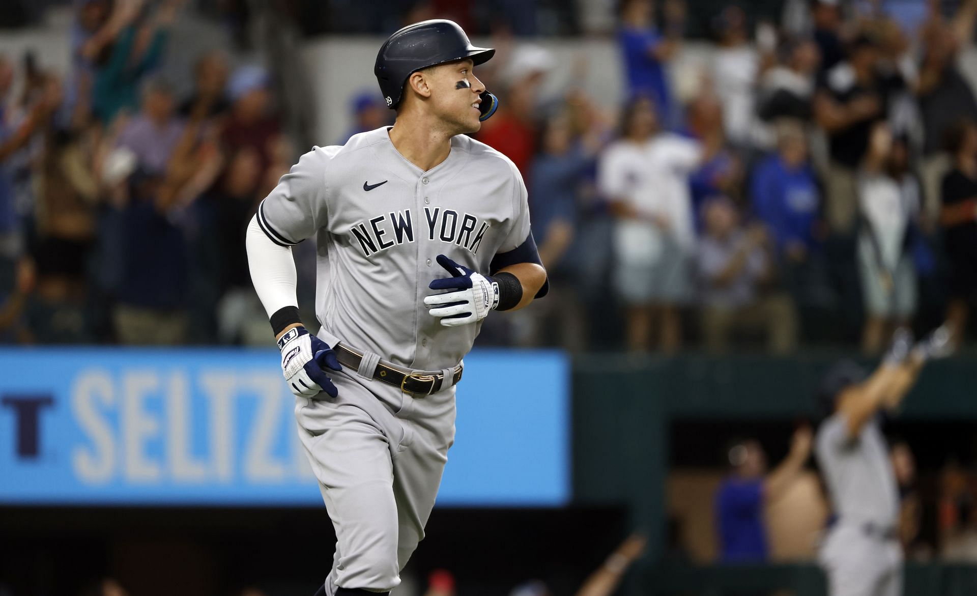 Derek Jeter congratulates Aaron Judge on home run No. 61