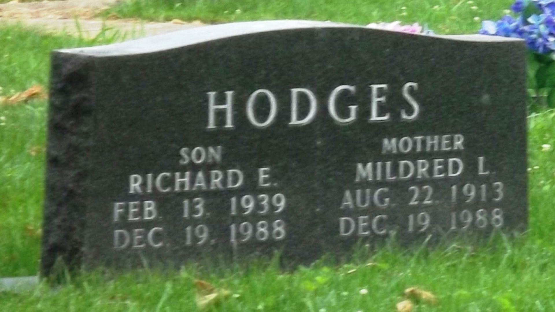 The grave of Mildred and Richard Hodges (Image via FindaGrave)