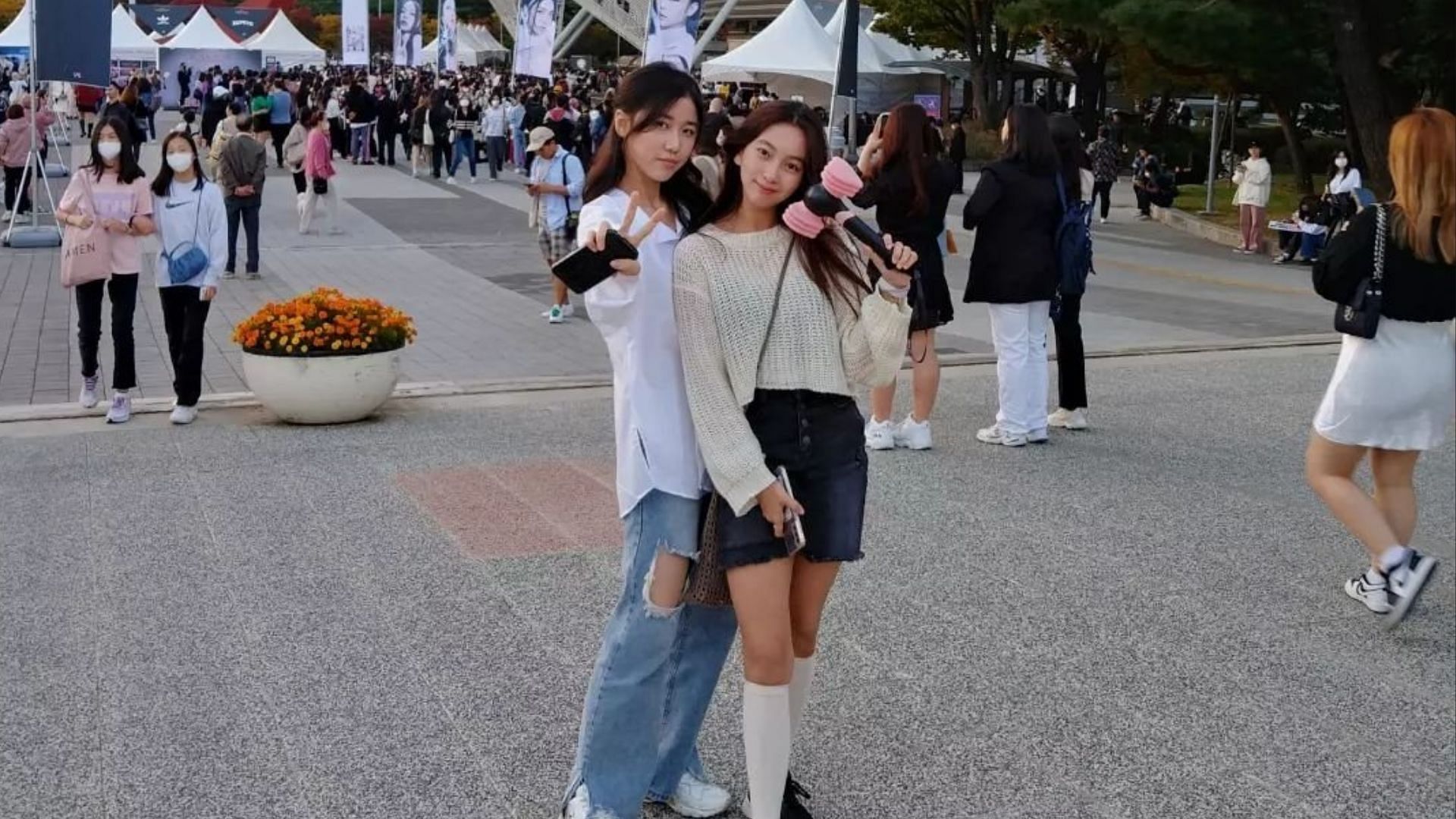 Actresses Kal So-won and Lee Re were spotted clicking pictures at KSPO dome where BLACKPINK&#039;s concert was being held (Image via Twitter/janydior)