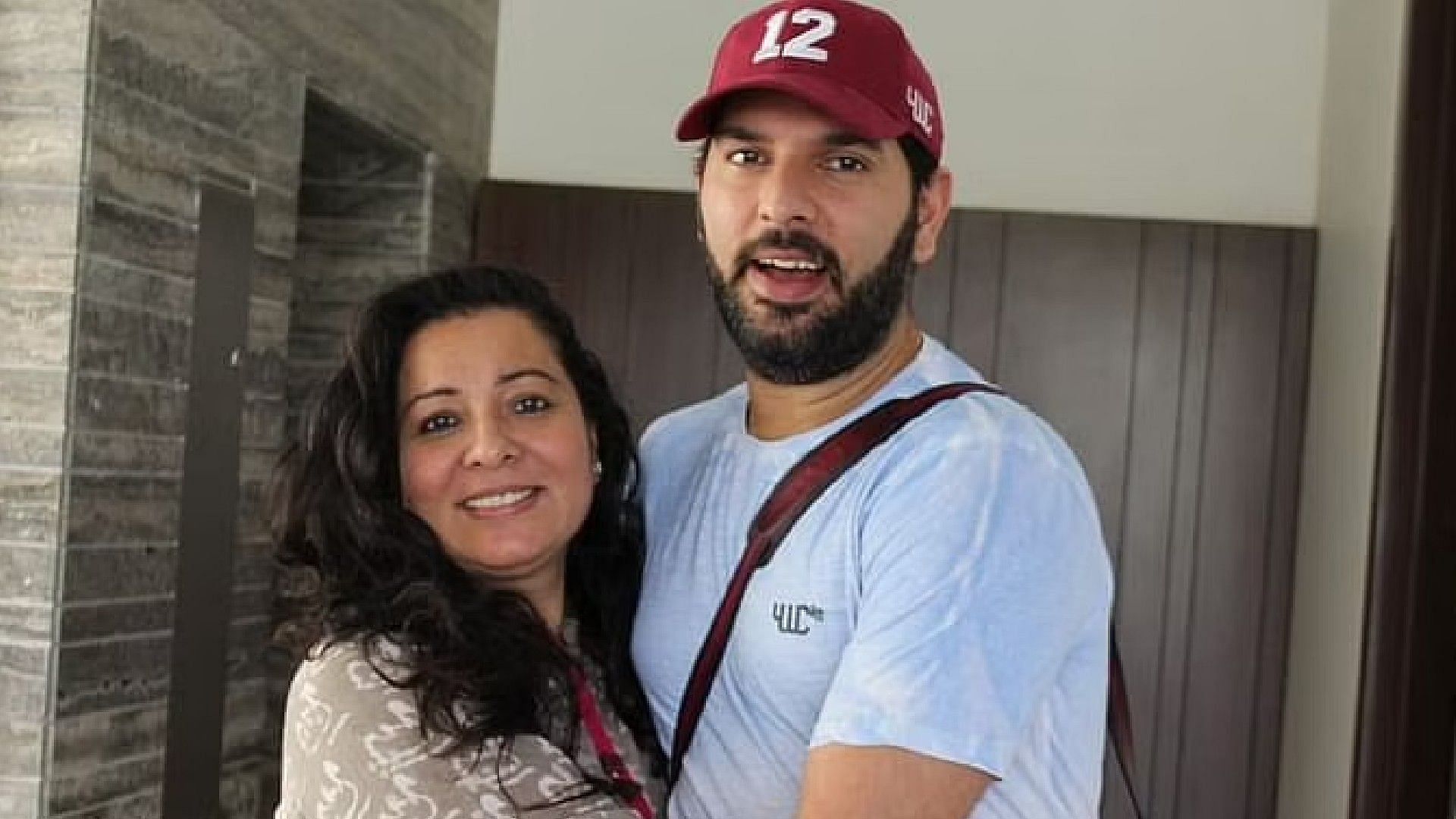 अपनी मां के साथ क्रिकेटर युवराज सिंह