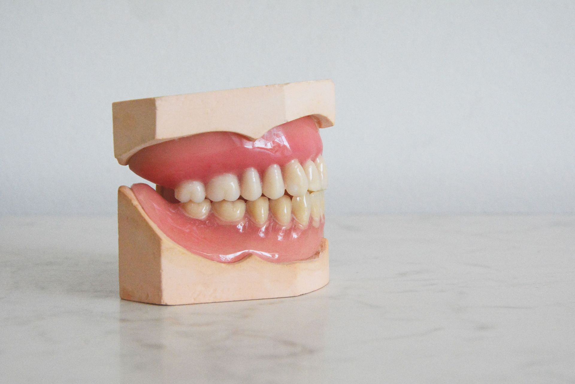 Vitamin C keeps the gums healthy. (Image via Unsplash/Rudi Fargo)